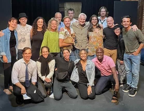 アナベス・ギッシュのインスタグラム：「I spent the entirety of last week with these talented and brave actors, as well as other artist-souls here in LA, seeking nourishment and connection through the language and spirit of a legendary playwright. In a darkened theater, in actual physical space, we connected, we sweat and panicked; laughed wickedly and, of course, wept. We fought demons and battled our egos; we were terrified and humbled and radiant and messy. It is no small thing to willingly reach for these things and be deeply changed by them. For sure, I am changed. (“Activate me!”) Thank you to Jackie and Nick and Paul for organizing and producing this workshop. Thank you to everyone pictured (and tagged) here for their courage and gorgeous humanity. And thank you to John Patrick Shanley for writing and sharing so generously his art, his language and his witty, wise heart. ❤️」