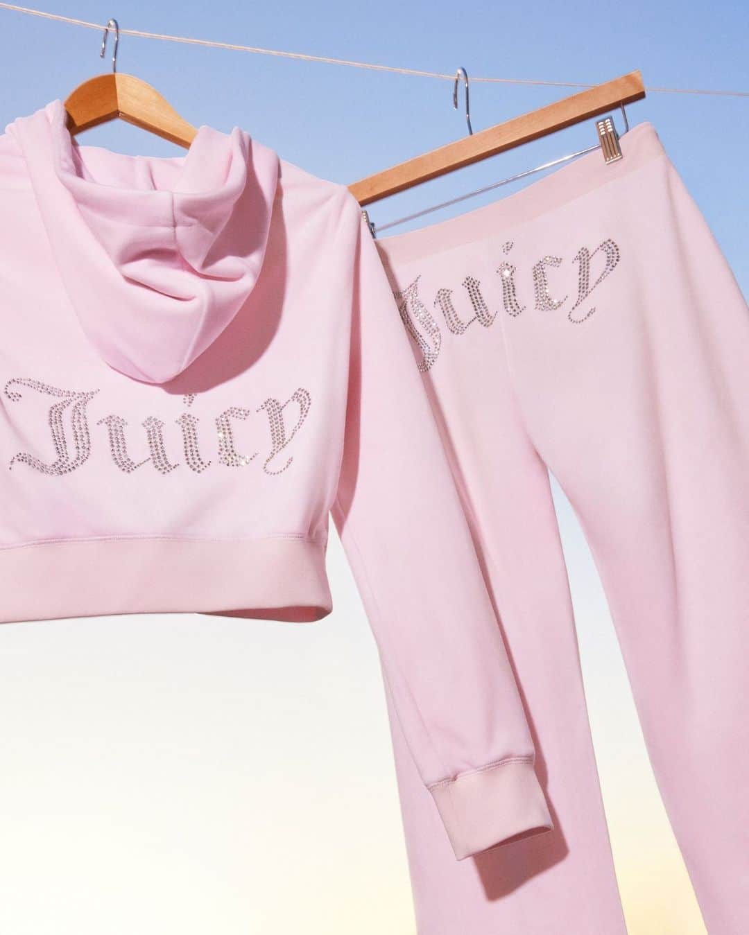 ジューシークチュールのインスタグラム：「Feel free to use the comments to tag someone to buy this tracksuit for you 💕 #JuicyCouture」