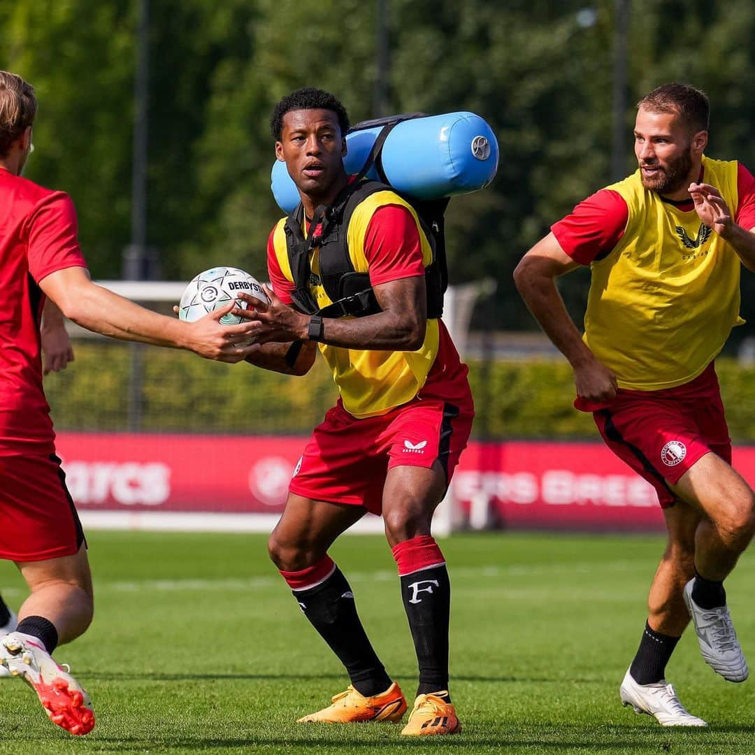 ジョルジニオ・ワイナルドゥムさんのインスタグラム写真 - (ジョルジニオ・ワイナルドゥムInstagram)「Start of a special training week at @feyenoord. Thanks for having me as a guest 🤗🙏🏾」9月5日 3時05分 - gwijnaldum