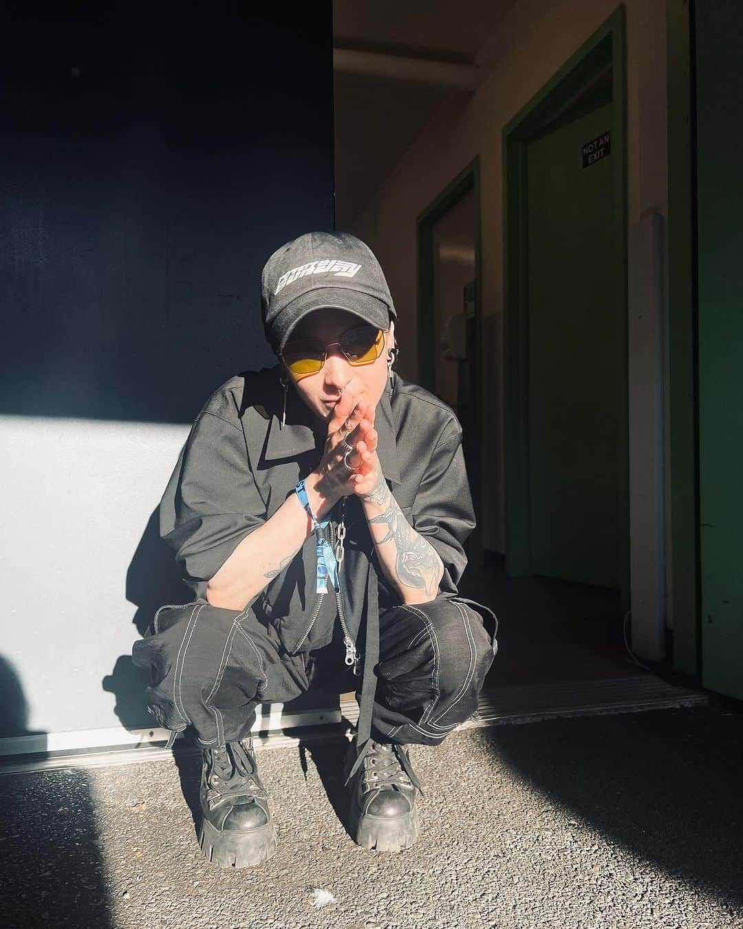 マヤ・ジェーン・コールスのインスタグラム：「I had the loveliest time in Seattle petting cute animals and playing music 😍 Thank you @bumbershoot2023 @bumbershoot  Mr. Goat my hand is not a milk bottle 🍼」