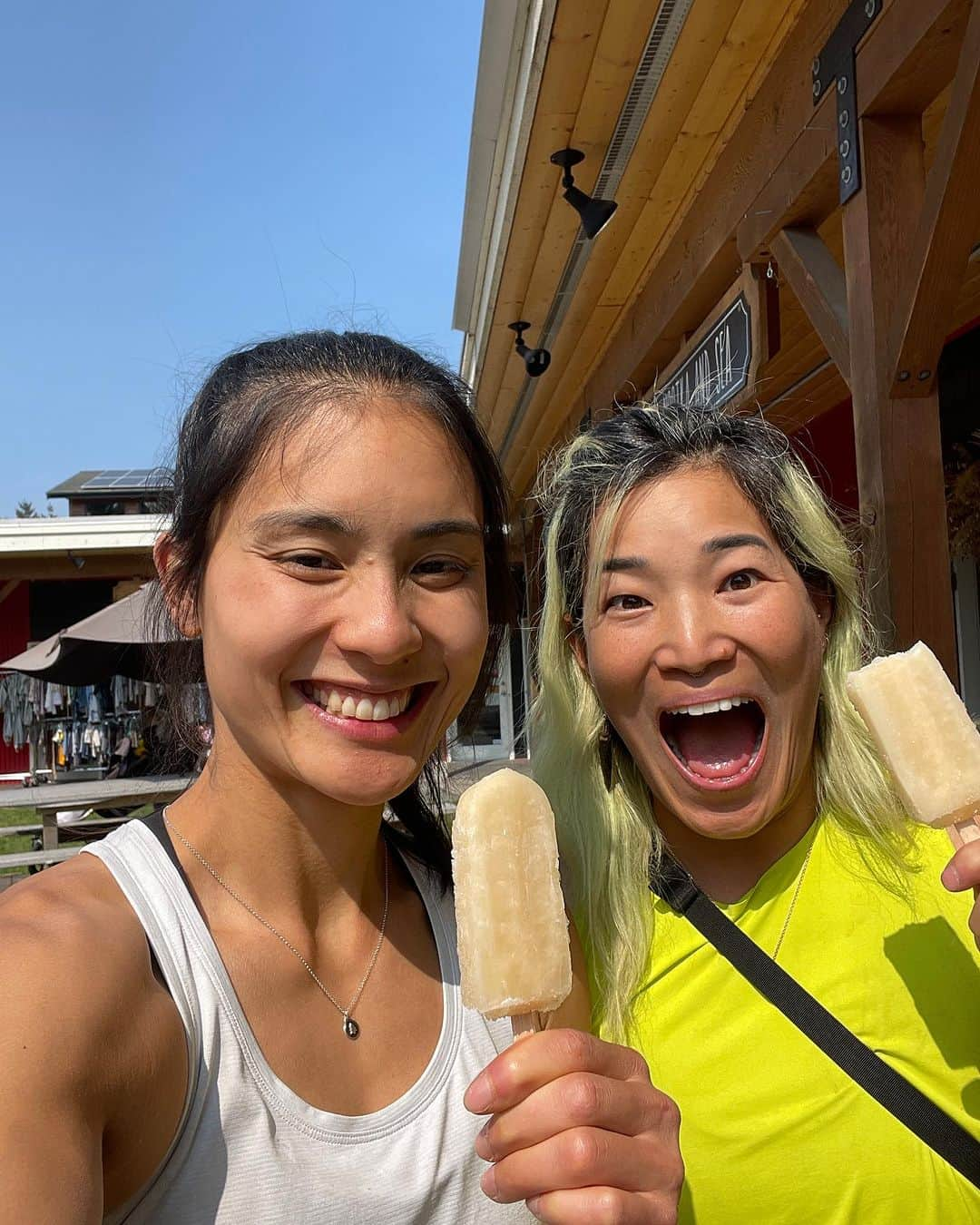 アラーナ・イップさんのインスタグラム写真 - (アラーナ・イップInstagram)「The @arcteryxacademy in Squamish is an event I look forward to the entire year 🧗🏻‍♀️💃🏻  I love the opportunity to connect with new people and share a little of what I know. And it’s so special to have (most of) the @arcteryx team together in one place to climb, laugh, chat, hike (slightly unwillingly), dance, and more!  I always leave feeling inspired, psyched and with a full heart ❤️   Photos: @chadchomlack @thefulltimehobby」9月5日 3時23分 - alannah_yip