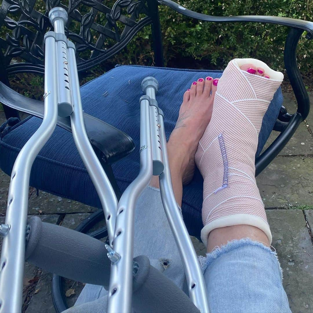 レナ・ヘディのインスタグラム：「Fuck.  6 weeks.  One Birk only.  😡」