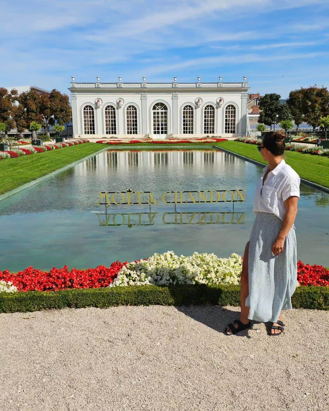 リサ・キャリントンさんのインスタグラム写真 - (リサ・キャリントンInstagram)「Thank you Champagne, France. That was a treat   1. In the French garden at @moetchandon  2. Moet & Chandon 2015 Vintage 😋  3. Magnums in the Moet & Chandon caves!!  4. Pic in the vines (assessing the crops 😉) 5. Paying homage to Dom Perignon 🙏 6. Overlooking Cumières」9月5日 3時48分 - liscarrington