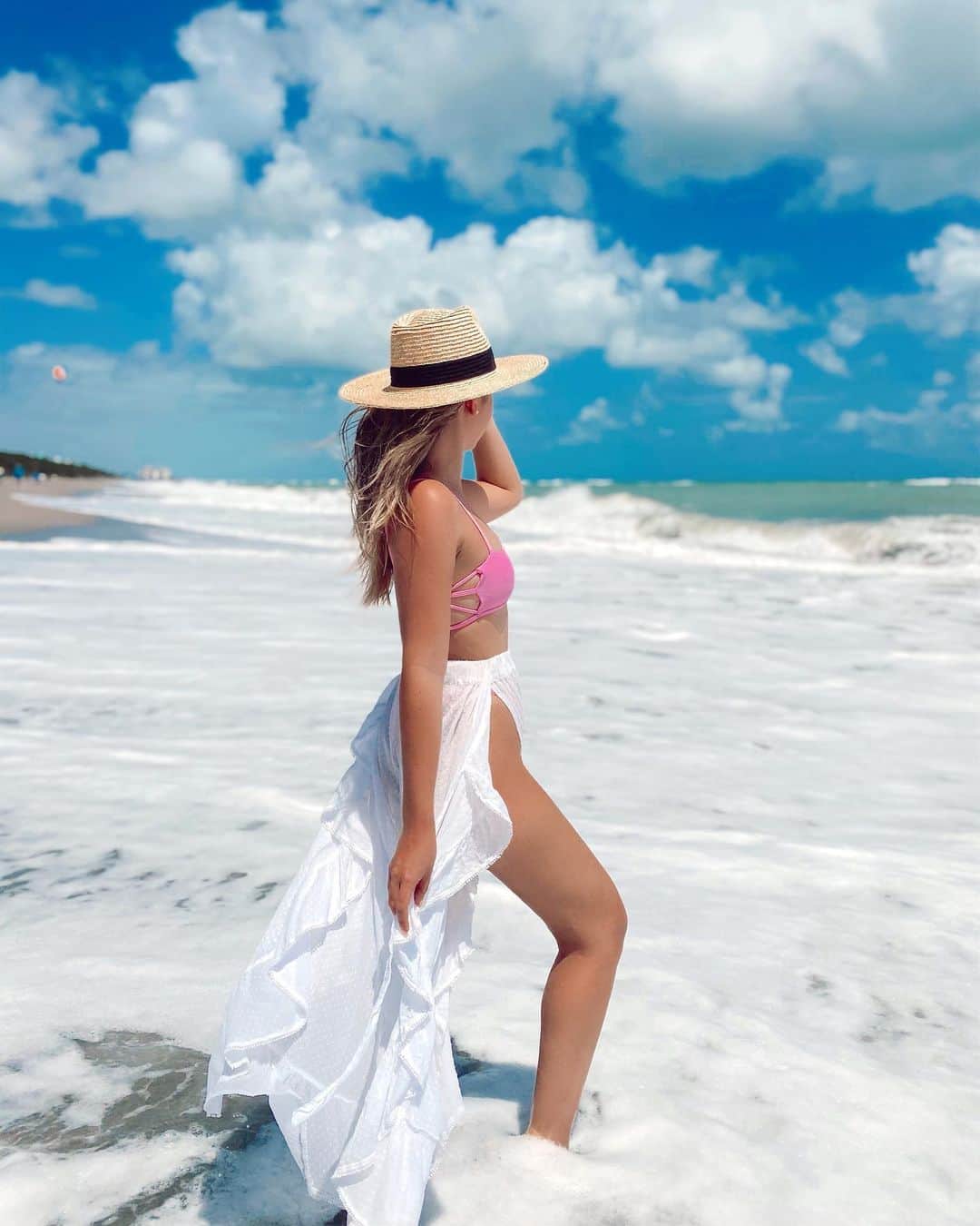 サシャ・カリスのインスタグラム：「Sail away with me ⛵️🤍 Enjoying my day off at the beach 🏝 ⛱ How are you spending your Labor Day? ☀️ #junobeach #summervibes #jupiter #jupiterflorida #labordayweekend」