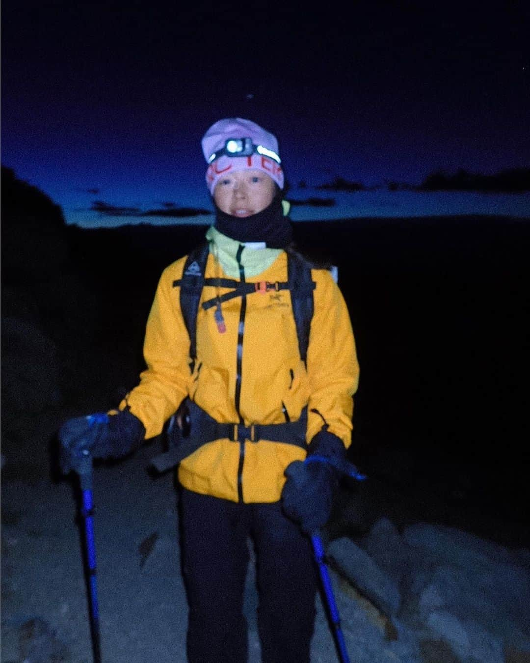 松島エミさんのインスタグラム写真 - (松島エミInstagram)「Mount Langley!  Exactly 1 year ago I did my first backpacking trip which was Mount Whitney. That experience had such an impact on me that it made me want to go and climb and experience as many mountains as I can within my abilities and time that I have. Be it on foot, ski or climbing. A lot of the time you are not able to complete your mission/goal because there is so much that influences the outcome other than your initial curiosity and want to do something.   This time it was unexpected bad weather. (Maybe most of the time haha) the winds were so strong with even stronger gusts that we were struggling to walk straight, being blown to the side between each step. Shoutout to Renee who called it while it took me a little while to accept it. We were already at 3700m and just 3km from the summit which was in sight so it was extra hard to turn around.  Soon after we turned around dark clouds started rolling in at crazy speeds and it was very soon clear we made the right call! Especially still having to pack up camp and then head back to trailhead which still made it a 20km day.  Anyway a little recap of our Langley attempt and and important lesson for not being caught up on the outcome :) Even without summit it was an epic adventure and mountain to be on and excited to try again✨   . . #mountlangley#mtlangley#easternsierras#backpacking#camplife#mountaingirls#girlswhoclimb#california14ers#14ers#arcteryx#gorpcore#hikingpatrol#backcountry#hiking#hikinggear#newarmypass#cottonwoodlakes」9月5日 3時53分 - emimatsushima