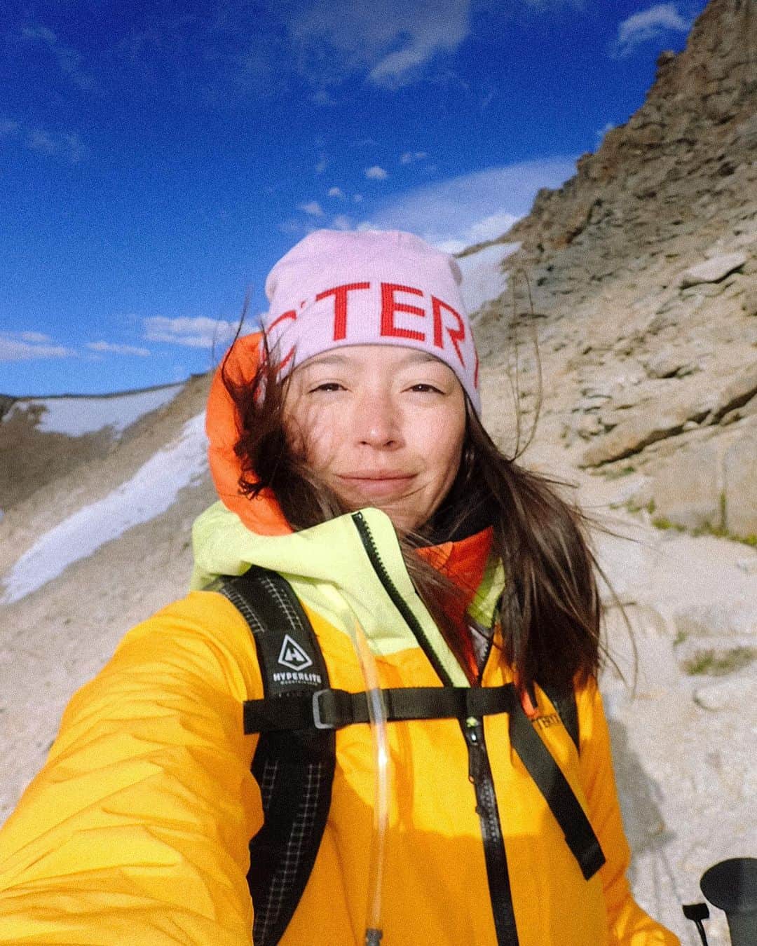 松島エミのインスタグラム：「Mount Langley!  Exactly 1 year ago I did my first backpacking trip which was Mount Whitney. That experience had such an impact on me that it made me want to go and climb and experience as many mountains as I can within my abilities and time that I have. Be it on foot, ski or climbing. A lot of the time you are not able to complete your mission/goal because there is so much that influences the outcome other than your initial curiosity and want to do something.   This time it was unexpected bad weather. (Maybe most of the time haha) the winds were so strong with even stronger gusts that we were struggling to walk straight, being blown to the side between each step. Shoutout to Renee who called it while it took me a little while to accept it. We were already at 3700m and just 3km from the summit which was in sight so it was extra hard to turn around.  Soon after we turned around dark clouds started rolling in at crazy speeds and it was very soon clear we made the right call! Especially still having to pack up camp and then head back to trailhead which still made it a 20km day.  Anyway a little recap of our Langley attempt and and important lesson for not being caught up on the outcome :) Even without summit it was an epic adventure and mountain to be on and excited to try again✨   . . #mountlangley#mtlangley#easternsierras#backpacking#camplife#mountaingirls#girlswhoclimb#california14ers#14ers#arcteryx#gorpcore#hikingpatrol#backcountry#hiking#hikinggear#newarmypass#cottonwoodlakes」