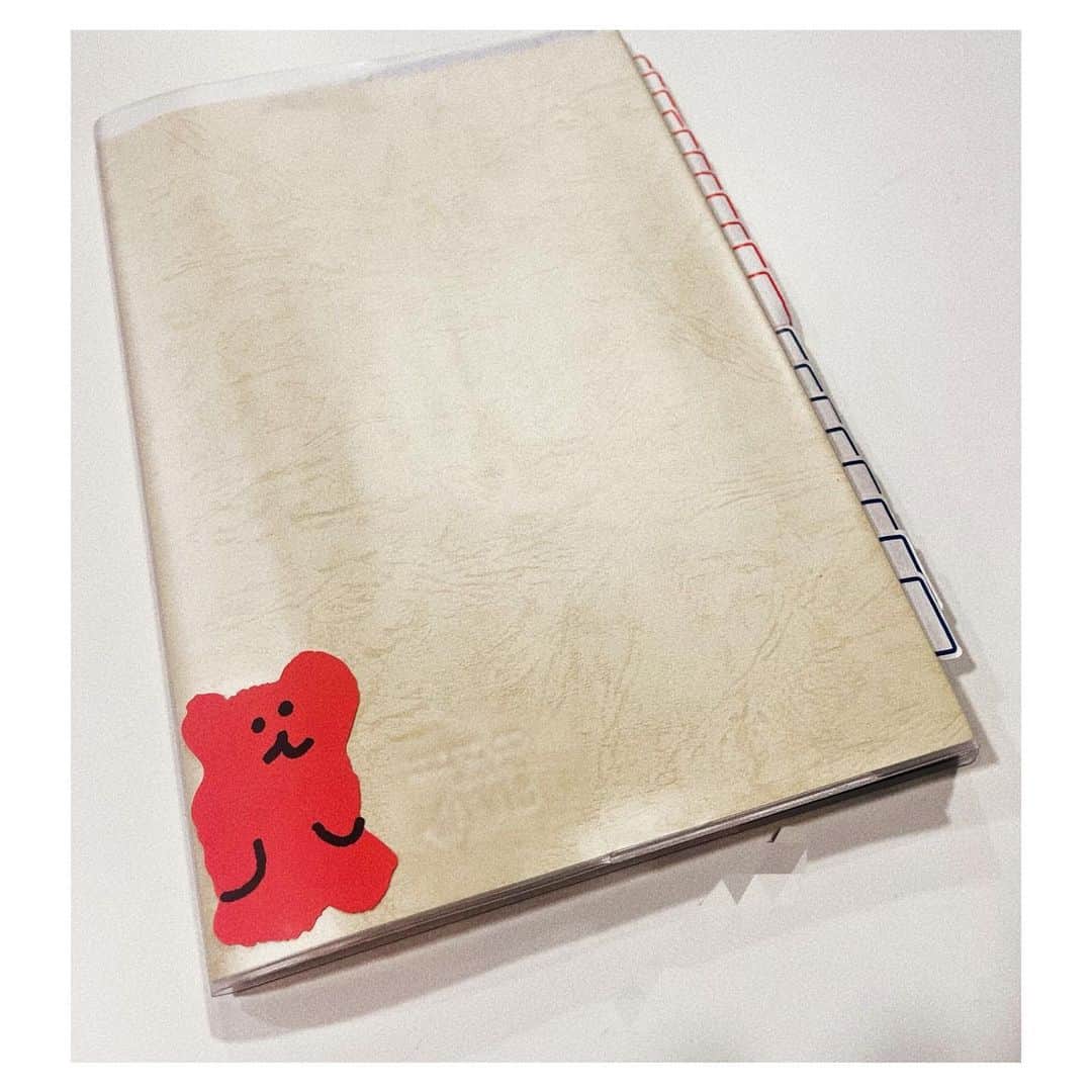 唯月ふうかのインスタグラム：「私の台本には、癒しが🧸 いつもじーっと、見守ってくれてます♪   #musical  #キャメロット  #日生劇場  #松竹座  #🧸   #唯月ふうか」