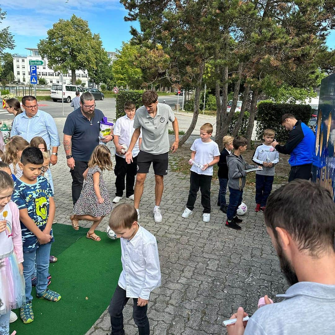 SVホルンさんのインスタグラム写真 - (SVホルンInstagram)「Wir waren beim Schulstart der Volksschule Horn live dabei.📚🧮  Neben Gutscheine für ein Heimspiel nach Wahl konnten die Kinder ihr Glück bei der Torschusswand versuchen und Trinkflaschen bzw. Blöcke ergattern. Wir freuen uns, Euch bald im Stadion begrüßen zu dürfen.✊🏼  #schulstart #wirwarendabei #svhornfamilie #torschuss #bwt #autogramme #schulbeginn #schönwars #svhorn #bepartofit」9月4日 18時55分 - svhorn1922