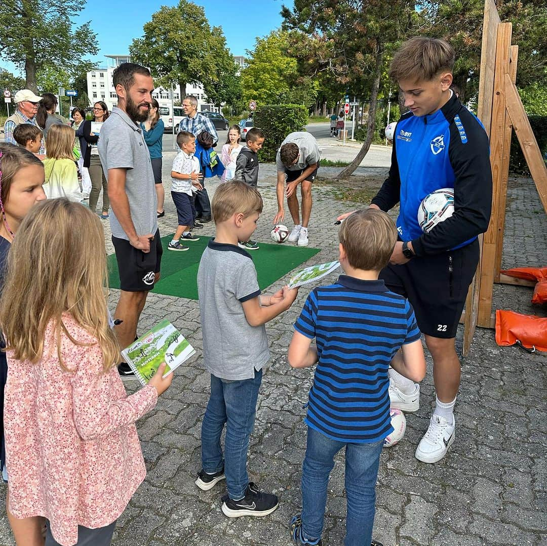 SVホルンさんのインスタグラム写真 - (SVホルンInstagram)「Wir waren beim Schulstart der Volksschule Horn live dabei.📚🧮  Neben Gutscheine für ein Heimspiel nach Wahl konnten die Kinder ihr Glück bei der Torschusswand versuchen und Trinkflaschen bzw. Blöcke ergattern. Wir freuen uns, Euch bald im Stadion begrüßen zu dürfen.✊🏼  #schulstart #wirwarendabei #svhornfamilie #torschuss #bwt #autogramme #schulbeginn #schönwars #svhorn #bepartofit」9月4日 18時55分 - svhorn1922