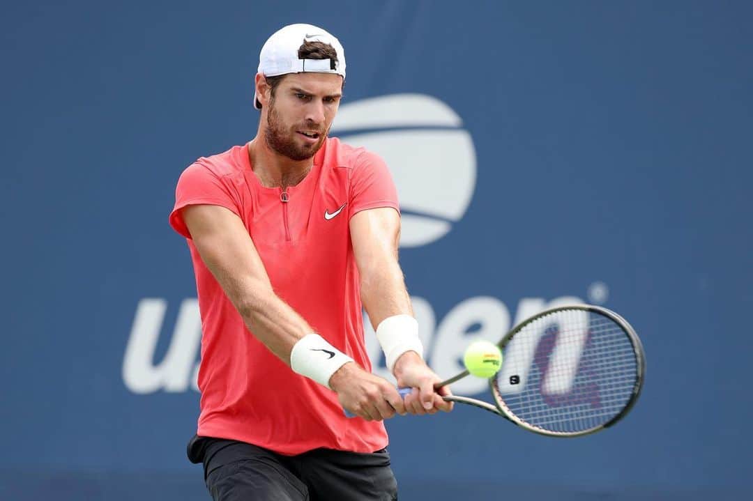 カレン・ハチャノフのインスタグラム：「Thank you @usopen and all the amazing fans for making this one of my favorite tournaments. This year was a bit different feeling… After being away for 3 months It was great to be back competing on the big stage and feeling the energy of the crowd again. Unfortunately i could not prepare in a better way due to not having enough time before US Open. But I wanted to play so much. I know i am not even close to my best physical shape and game right now which I had prior injury and it will take time to get back there. Now I will check one more time with my medical team to be sure I am feeling 100% healthy after this tournament. And after that to continue preparation for the Asian swing and work hard to be back to my very best. Now more than ever I need your support!🙏🏻 See you soon, New York! 🙌🏻🗽🎾」