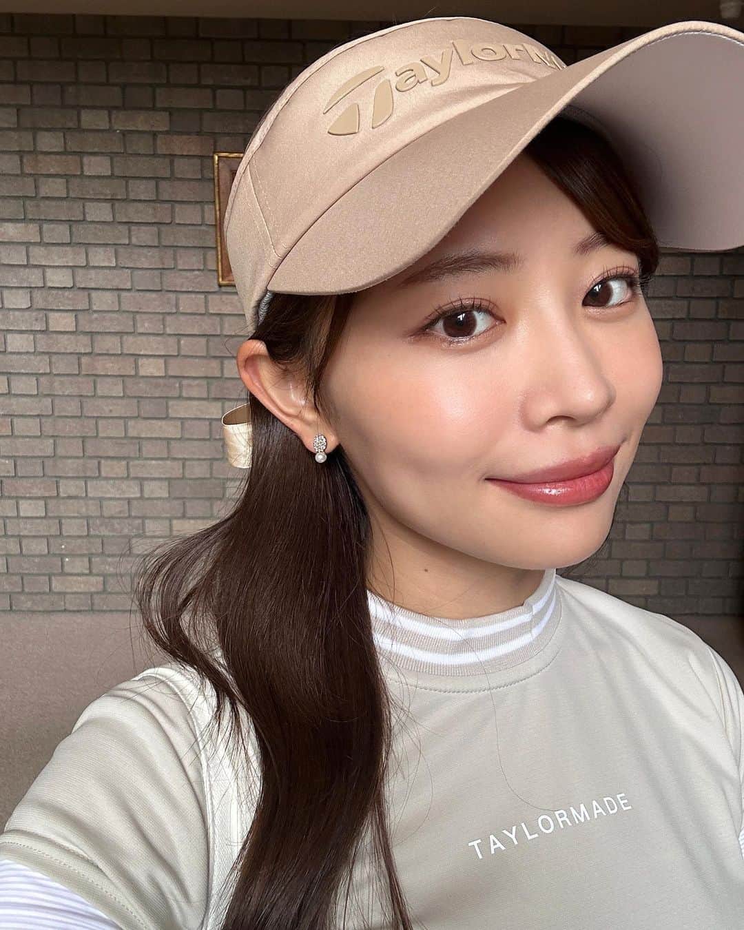 高木由梨奈のインスタグラム：「マネキンが着用していた のをが可愛くて そのコーデを真似して買ったウェア🤎  @taylormade_golf_japan_apparel_   バイザーの後ろのリボンもかわいいですよね〜🎀(なおリボン結びは苦手です笑)  スカートのチラ見せの花柄も推しポイント🤣！  この時期のゴルフはまだまだ日差しが強いのでしっかりケアします💭🧖‍♀️  #ゴルフ女子 #ゴルフウェア #ゴルフコーデ #ゴルフファッション」