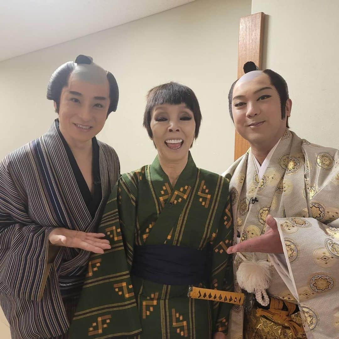 梅沢富美男のインスタグラム：「今日の芝居は研ナオコさんの亀ちゃん、小太郎の殿様に門ちゃんの源ちゃんです。みんな仲良し！  そして、、、爪を切るおとっちゃん。  #梅沢富美男劇団 #研ナオコ #竜小太郎 #門戸竜二」