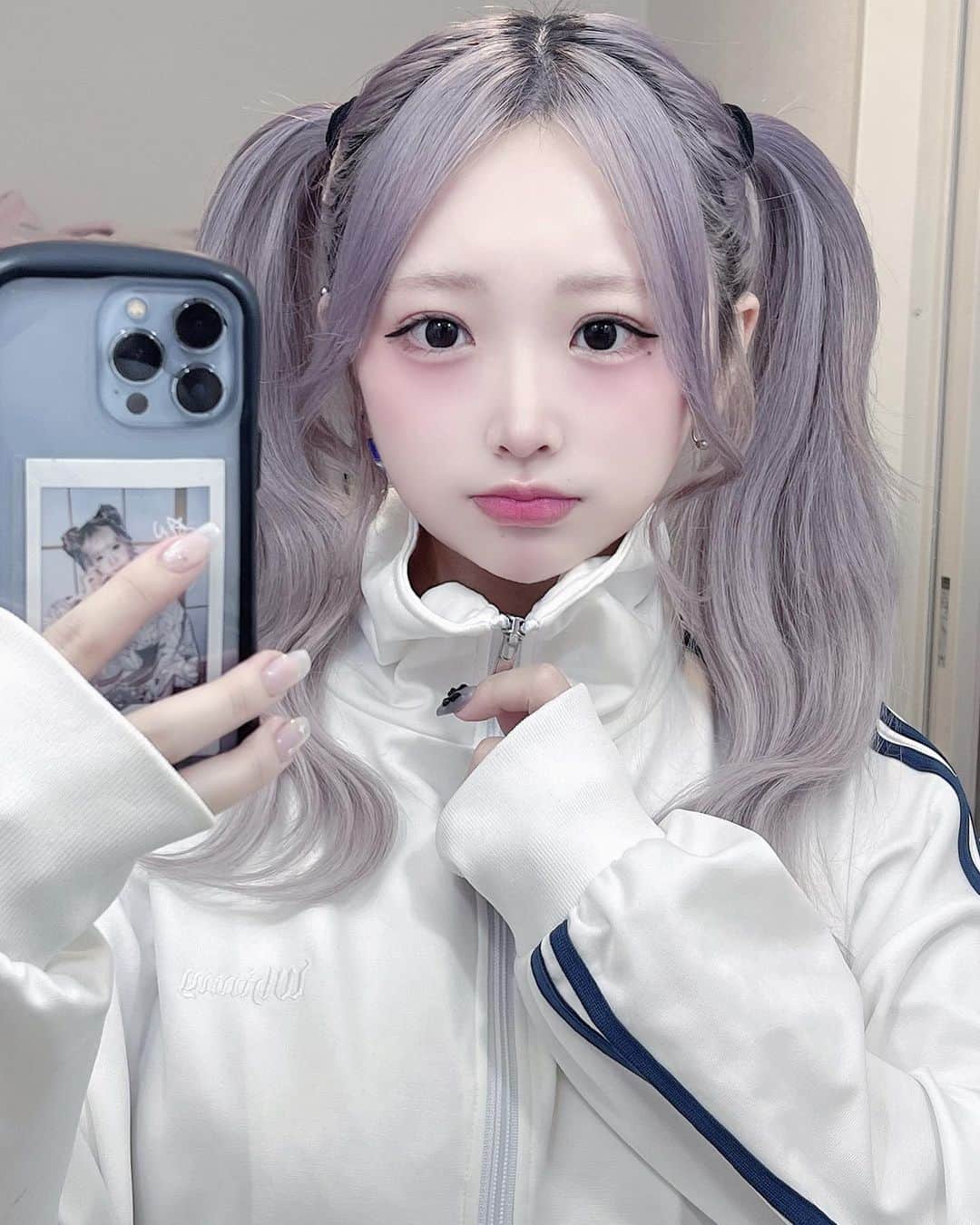 もいちゃんのインスタグラム：「. . むっ❗️ .  #ハイトーン  #ハイトーンカラー  #ショートヘア  #ショートボブ  #韓国ヘア  #韓国ファッション #韓国メイク  #純欲メイク  #自撮り  #ピアス #舌ピ  #軟骨ピアス #ヘリックス #アンテナヘリックス #インナーコンク #トラガス #拡張ピアス」