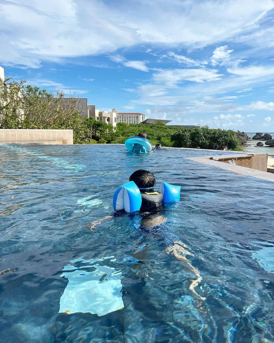 吉田奈央さんのインスタグラム写真 - (吉田奈央Instagram)「沖縄へ行ってきました🌺  台風が心配でしたがなんとか晴れてくれてプールへ。  ワンピースと思いきや、なんちゃって水着なんです！の水着…がお気に入り🤭✨  お友達が教えてくれて便乗しました🤍  昨年に引き続き今年も星のやへ🌘  トカゲ3回みた🦎  最後の写真は現実…  鏡越しでコーデ撮ってたら写り込んだ旦那に文句言ってる写真です📷笑  #沖縄#沖縄旅行#子連れ沖縄#子連れ沖縄旅行#夏休みの思い出」9月4日 18時59分 - nao70818