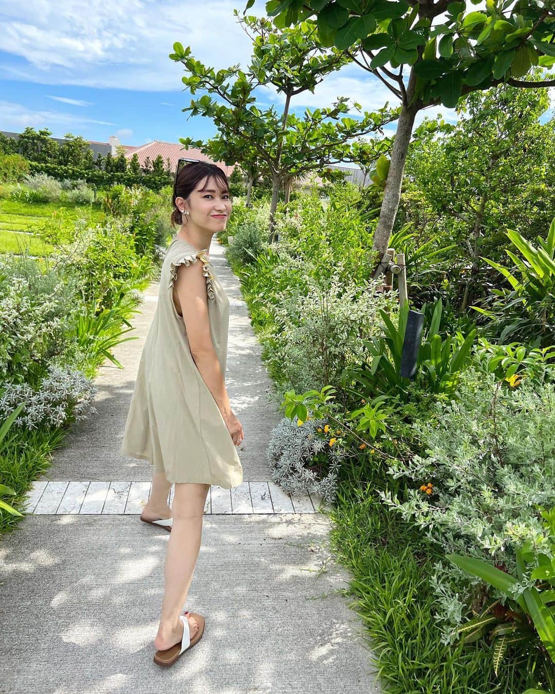 吉田奈央のインスタグラム：「沖縄へ行ってきました🌺  台風が心配でしたがなんとか晴れてくれてプールへ。  ワンピースと思いきや、なんちゃって水着なんです！の水着…がお気に入り🤭✨  お友達が教えてくれて便乗しました🤍  昨年に引き続き今年も星のやへ🌘  トカゲ3回みた🦎  最後の写真は現実…  鏡越しでコーデ撮ってたら写り込んだ旦那に文句言ってる写真です📷笑  #沖縄#沖縄旅行#子連れ沖縄#子連れ沖縄旅行#夏休みの思い出」