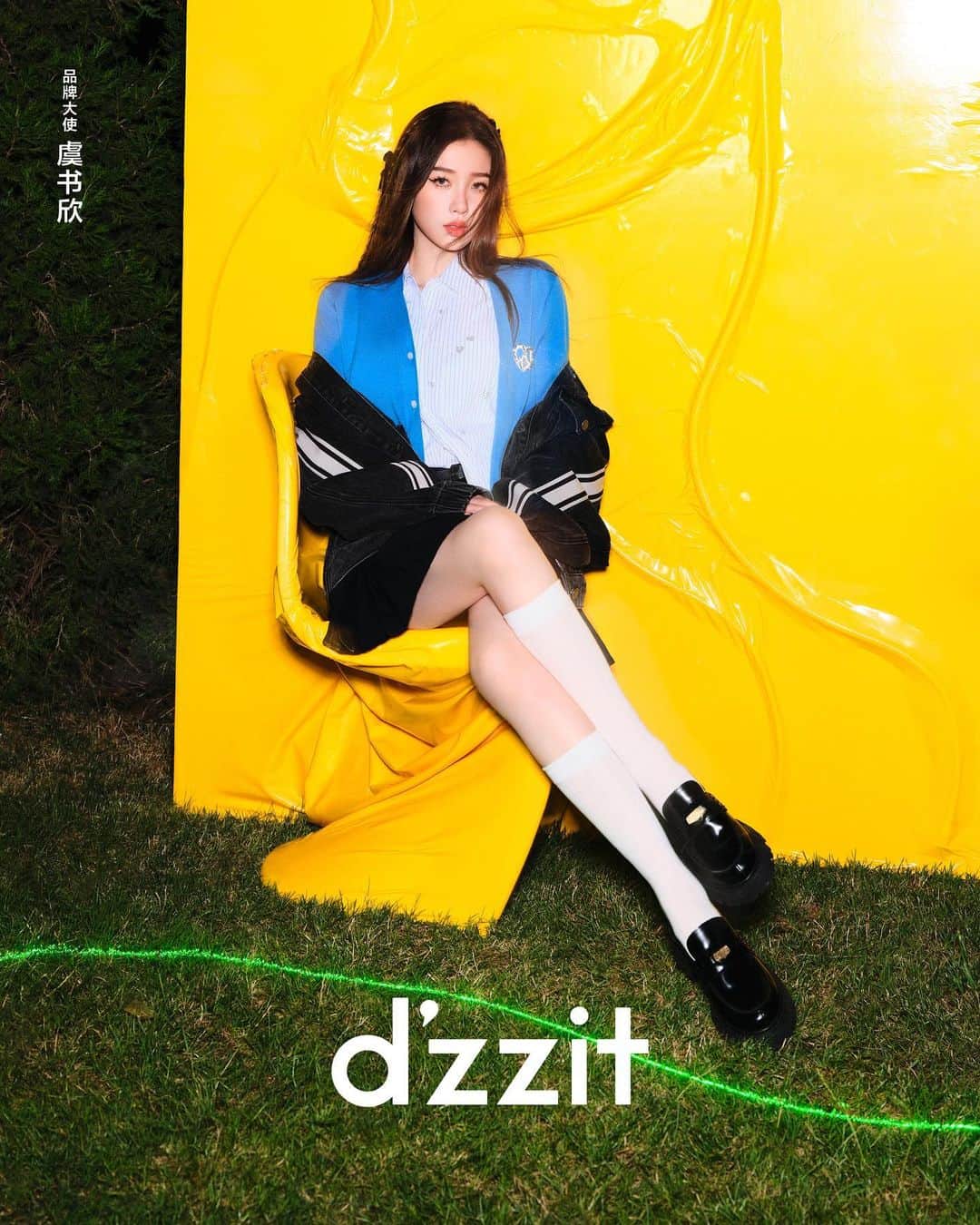 のインスタグラム：「Brand ambassador @estheeerrrrr interprets #dzzit2023WinterCollection . Creatively  mix and match different styles of clothes to cope with seasonal cooling. She stays in fashion no matter what. #dzzit2023WINTER #dzzitisit #dzzitgirl」