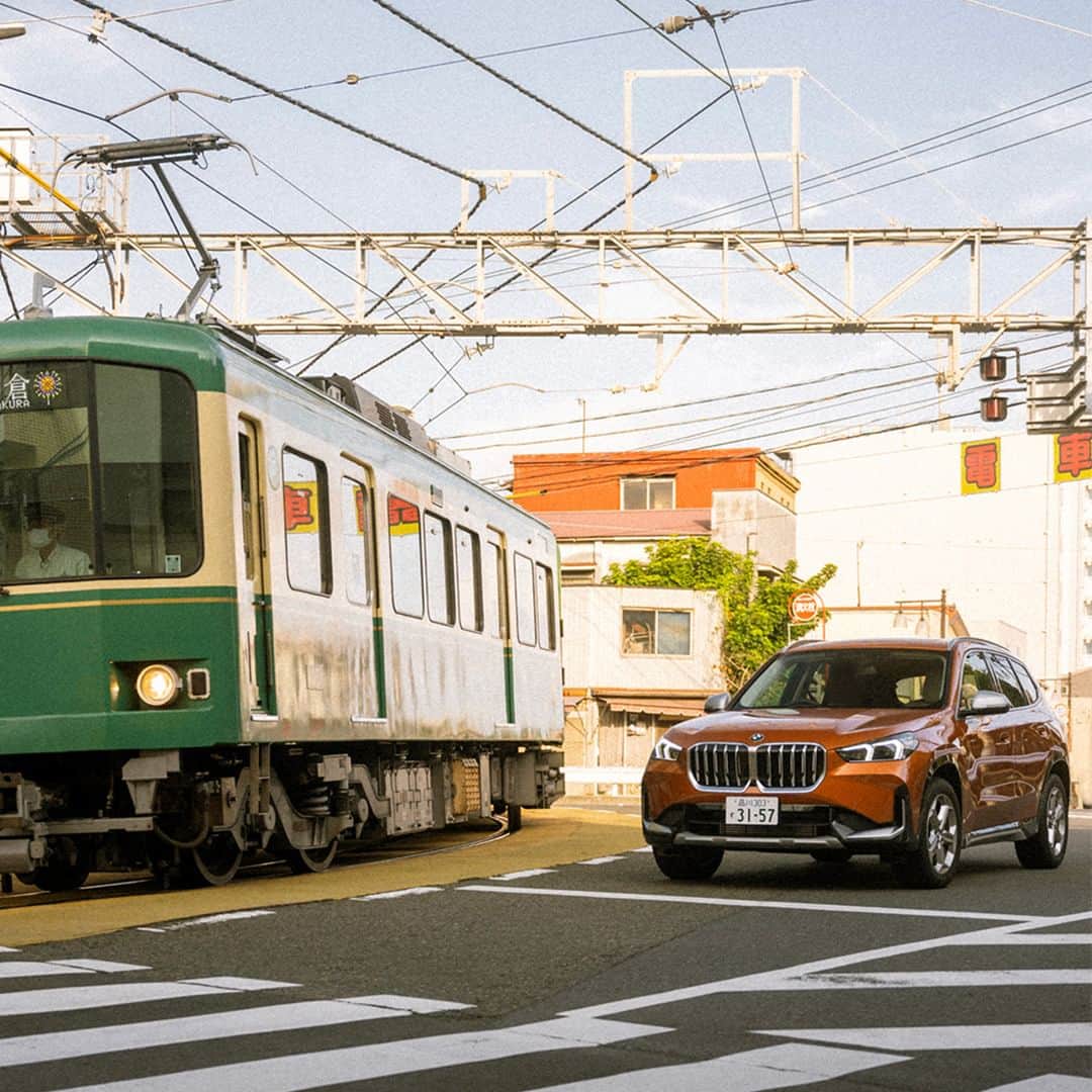 BMW Japanさんのインスタグラム写真 - (BMW JapanInstagram)「BMW X1で巡る、週末ドライブ湘南篇 バスケ漫画の聖地"鎌倉高校前"  江ノ電とX1、初夏の思い出にふける。  ※特別な許可を得て撮影しています  ーーーーー 9月9日（土）・10日（日）の2日間「FIND YOUR BMW FAIR」を開催いたします。 理想の一台との出会いを、ぜひショールームで。  #BMW #駆けぬける歓び #BMWJapan #THEX1 #BMWX1 #BMWgram #bimmer #BMWlove #BMWlife #carphotography #carlifestyle  #湘南 #聖地巡礼 #鎌倉高校前 #鎌倉高校前駅 #鎌倉 #江ノ島 #江ノ電」9月4日 19時00分 - bmwjapan