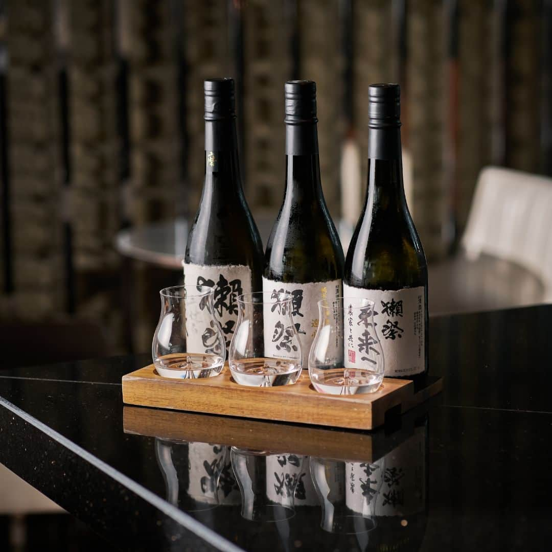 Mandarin Oriental, Tokyoさんのインスタグラム写真 - (Mandarin Oriental, TokyoInstagram)「Mandarin Bar collaborates with Asahi Shuzo for “Dassai” with a pop-up bar, starting 1 September. The branded sake uses only Yamada Nishiki, famously labelled as the “King of Sake Rice”.   Indulge yourself with original cocktails created by Mandarin Bar head bartender Kengo Oda using "Dassai" Junmai Daiginjo and shochu, suitable for not only with Dassai fans but also for beginners.   For more information, please contact Restaurant Reservations at 03-3270-8188 (9 a.m. to 9 p.m.) or please visit the link in bio.   ９月１日に始まったポップアップバー「獺祭 at マンダリンバー」では、“酒米の帝王”といわれる山田錦のみを使用した、「旭酒造」が誇る「獺祭」ブランドの美酒の数々をご用意しました。  「マンダリンバー」のヘッドバーテンダー小田 健吾が考案した、「獺祭」の純米大吟醸や焼酎を使ったオリジナルカクテルは、「獺祭」ファンだけに限らず「獺祭」初心者にもお楽しみいただけます。  お問い合わせ：プロフィールのリンク、もしくはレストラン総合予約0120-806-823（9:00～21:00） … @Mandarin Oriental, Tokyo #マンダリンバー #MandarinOrientalTokyo #MOtokyo #ImAFan #MandarinOriental #Nihonbashi #dassai #mandarinbar  #マンダリンオリエンタル #マンダリンオリエンタル東京 #東京ホテル #日本橋 #日本橋ホテル #獺祭 #マンダリンバー」9月4日 19時00分 - mo_tokyo