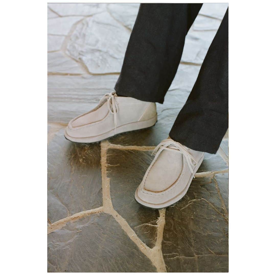 スロウのインスタグラム：「SLOW [ 2023AW collection] SLOW clothing series  国内の熟練された職人より仕上げた機能的な履き心地と使い込むごとに経年変化の風合いを体感して頂けるクラシックなモカシンブーツ。 一つ一つ手作業で縫い上げ、甲革に上品な表情が魅力のスペイン産のベロアとイタリア産の牛毛を使用したSLOWらしさを体感いただける逸品。 ソールには名品vibramを使用し温もりあるクラフト感と唯一無二のディティールと落とし込んだ新たなプロダクトを是非ご覧くださいませ。  Coming soon….  #slow #desertboots」