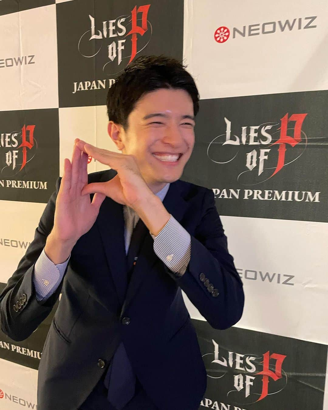 篠原光のインスタグラム：「. 韓国発のソウルライクゲーム(ダークソウル的なゲーム)『Lies of P』のジャパンプレミアのお仕事してきました！  ピノキオをダークにアレンジしたストーリーにわくわくする！  あと主人公がティモシー・シャラメみたいでめちゃくちゃイケメン！ 開発陣のこだわりがひしひしと伝わってくる素敵なゲームでした🥹  #Pポーズだね #これは #どんなポーズで撮ろうかって思って #咄嗟に作った #みんなは #あんまりやってなかった #あと #ゲームの雰囲気は #こんな呑気に笑ってる感じじゃない #ダークファンタジー #怖いところもあるよ #そこがいいんだよね！また！  #ベルエポックパンク #だって #おしゃれすぎる #ワードが」