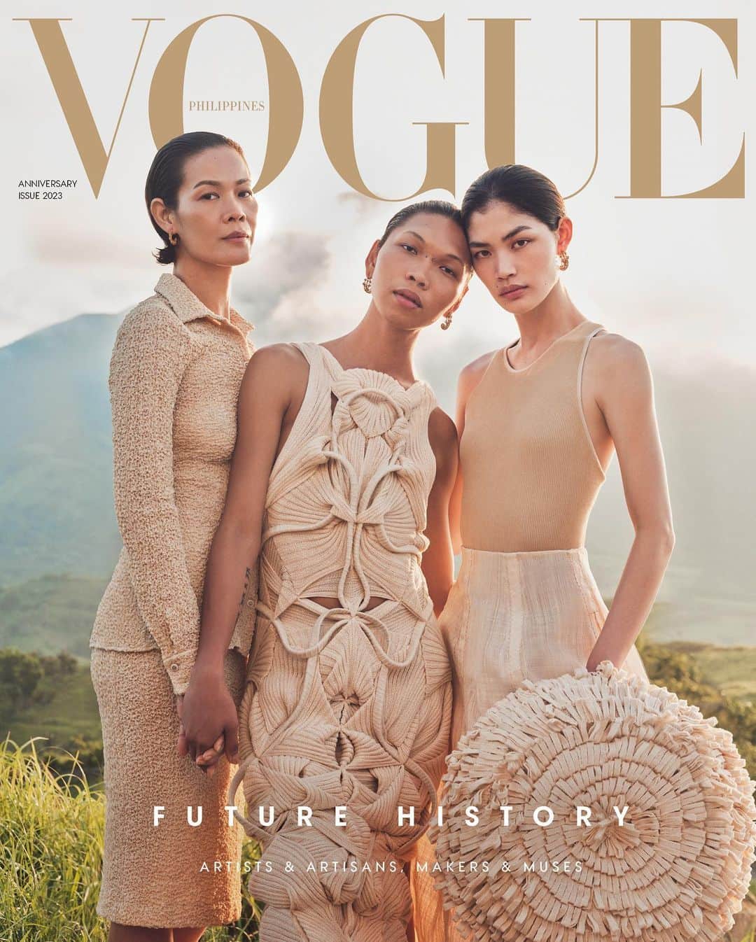 福士リナのインスタグラム：「Vogue Philippines’ anniversary issue cover story. Thank you and Congratulations @voguephilippines 🤎  ヴォーグフィリピンの一周年アニバーサリー号の表紙、カバーストーリーを撮影しました。 フィリピンのルーツも持っているのでとても光栄な気持ちです 数日間インターネット、携帯も使えず大自然のなかひたすら撮影 終わる頃には家族の様に感じた暖かいチームでした☀️  Photographed by @sharifhamza, fashion director @pamquinones, styled by @levymelissa, makeup by @gerypenaso, hair by @mongamado, nails by @newlounge.ph, art director @jannpascua, produced by @anzhizon, production assistants @biancazaragoza, @pattigoco, photographer’s assistants @choinarciso, @jvrabano, @timhoffman_, stylist’s assistants @mrneilanthonie, @reneeedg, @sophialanawan, makeup assistant @makeupbyjaysalcedo, hair assistant @jeremilang28, written by @audreycarpio, Vogue Philippines, September 2023.   Shot on location in Batanes.」
