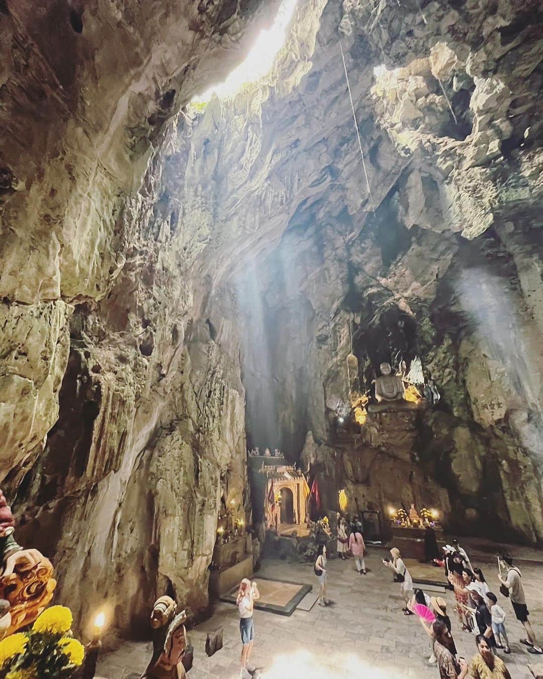 内田恭子さんのインスタグラム写真 - (内田恭子Instagram)「こんばんは。  Vietnam Da Nang.  Five elementsの五行山、マーブルマウンテンへ。 ベトナム戦争の空爆で空いた穴から光が差す洞窟が、不思議な空間を醸し出しています。  #vietnam  #danang  #marblemountain  #五行山  #内田恭子  #kyokouchida」9月4日 19時06分 - kyoko.uchida.official