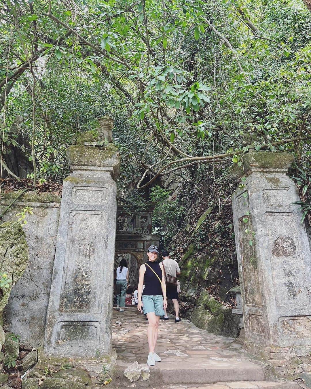 内田恭子のインスタグラム：「こんばんは。  Vietnam Da Nang.  Five elementsの五行山、マーブルマウンテンへ。 ベトナム戦争の空爆で空いた穴から光が差す洞窟が、不思議な空間を醸し出しています。  #vietnam  #danang  #marblemountain  #五行山  #内田恭子  #kyokouchida」