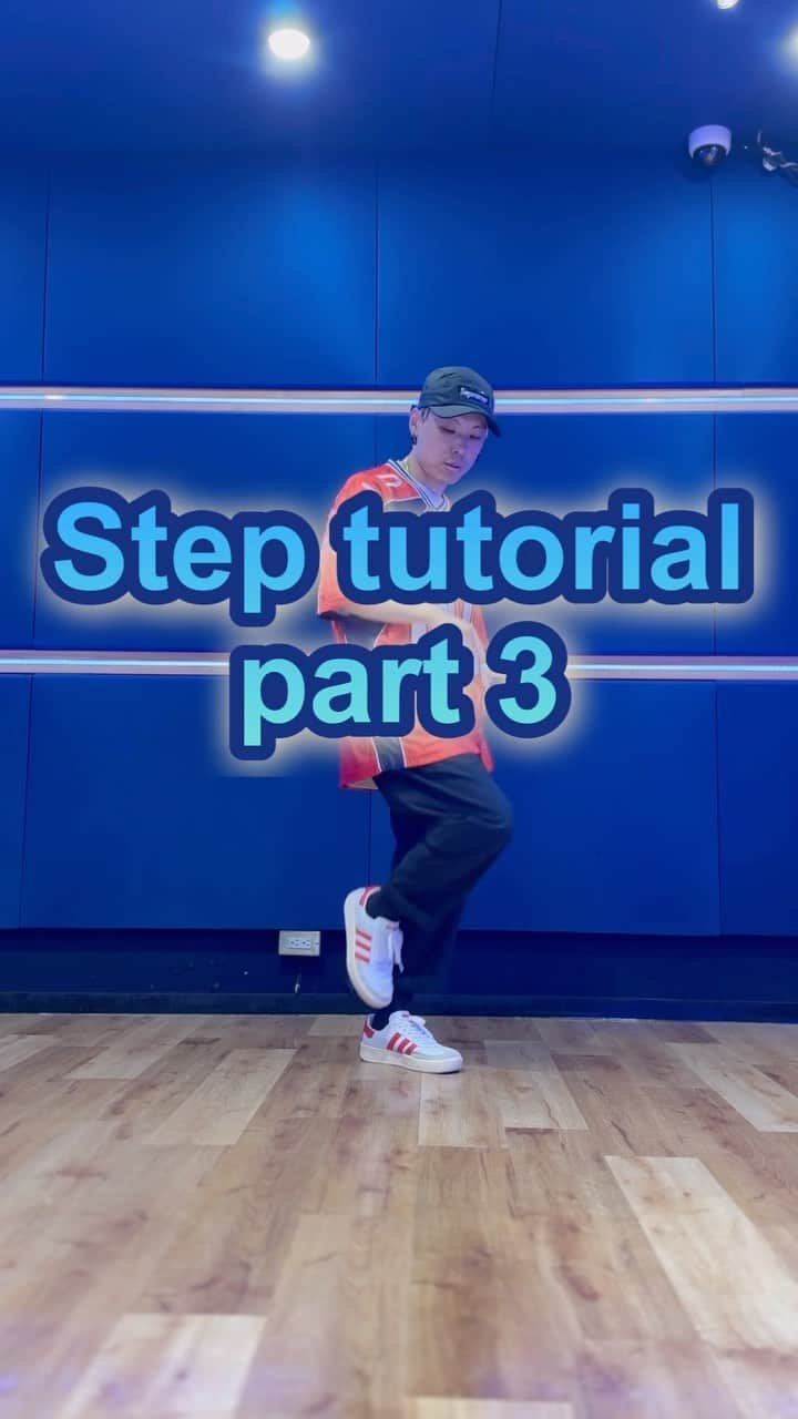 SHUHOのインスタグラム：「Step tutorial 👣 part 3 of 4🫡 (1 more coming for last combo)  Save and wait a next👍❤️  #dancetutorial #housedance #streetdancer #housedancer #dance #adidas #supreme #footwork #fashion #hiphop #step」