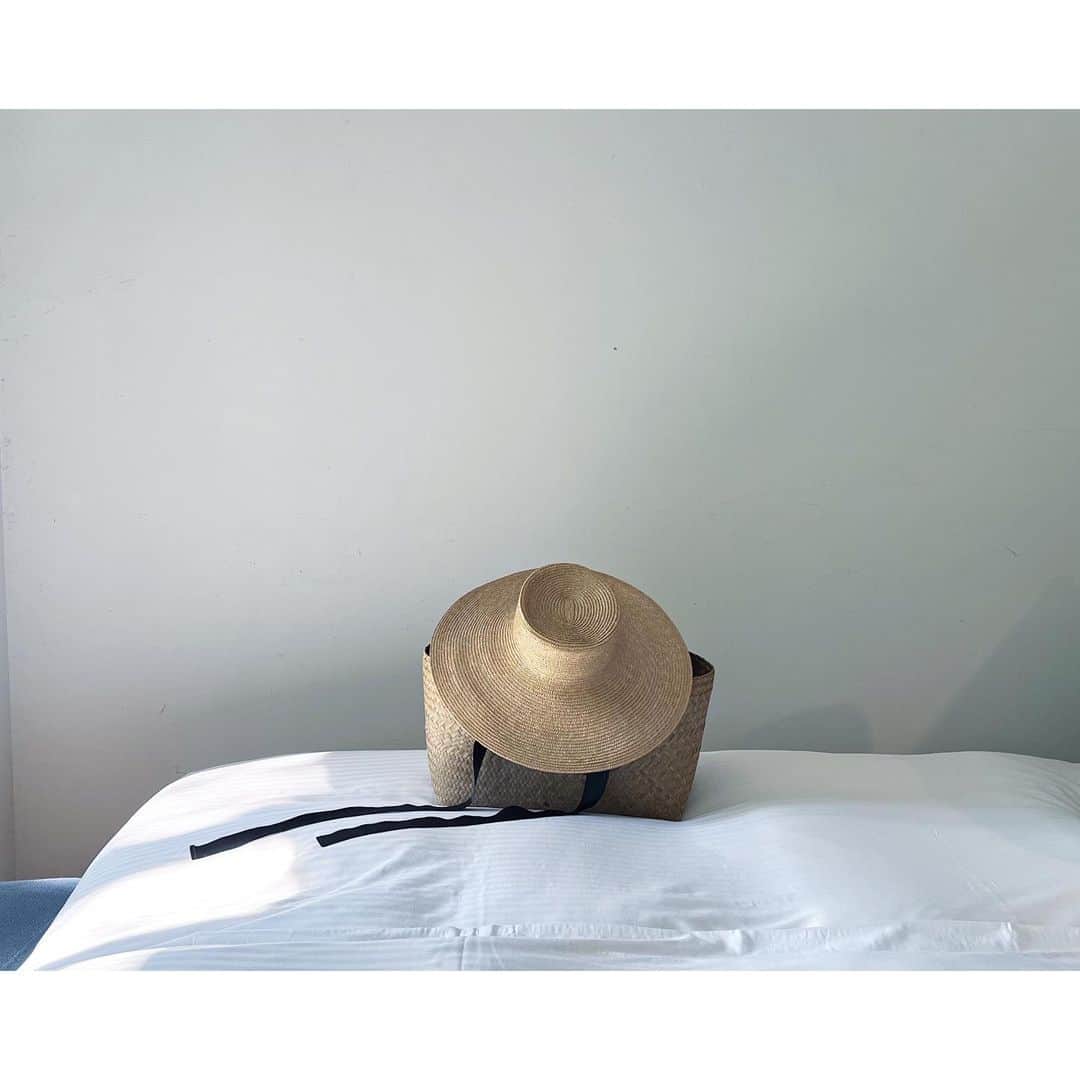 滝口和代さんのインスタグラム写真 - (滝口和代Instagram)「おつかれサマー！  夏の相棒たちをパチリ✴︎ ひと夏お疲れ様でしたー☺️ (まだ暑いけども)  汗だくだけどなかなか洗濯できない 麦わら帽子👒やカゴバック🧺 そして夏は素足で颯爽と履きたい 愛用している @sciuscia_ のシューズたち🥿  私は 今お手伝い中の「AIZEN Terroir 」 (アイゼンテロワール) @aizen_terroir_2023  藍のミストでリフレッシュケアをしています✴︎  藍の葉には「トリプタンスリン」 という成分があって抗菌防臭、はたまたカビの一種も 抑制してくれるそう。  実家ではお仏壇の切り花にシュッシュすると 長持ちしたりしています。  ニオイだけでなく衛生面に優れていて 藍の成分を無色透明で抽出した 天然成分100%にリモネン配合で柑橘系の良い香り🍊🍋  先ほどこのミストでつかっている藍を育てている 青森の農家さんにお電話したら 今年もすくすく育っているそうでした。  良かったー☺️🙌  もちろんソファ🛋️やクッション 脱ぎたての家族の靴たち♨️笑 冬はなかなか洗えないアウターやニットキャップ のニオイを一年中、家の中も クリーンにしてくれます。  食品グレードにこだわっていて ちいちゃな子供やペットがいても安心安全の成分。  「大切な衣類は藍染めで包む」 なんて昔から伝わる藍の話し。  どこかおとぎ話のようでしたが 東北医科薬科大学の佐々木教授が きちんと現代的に解明されている 素晴らしいプロダクト👍  そんなこんなで 夏の愛用品のケアをお知らせでした。  良いものお知らせー✴︎  #私があちこちで配っているアレです #良いので使ってほしいのよねん☺️ #藍色にはならないよ #良い香りで癒される」9月4日 19時07分 - takiguchi_kazuyo