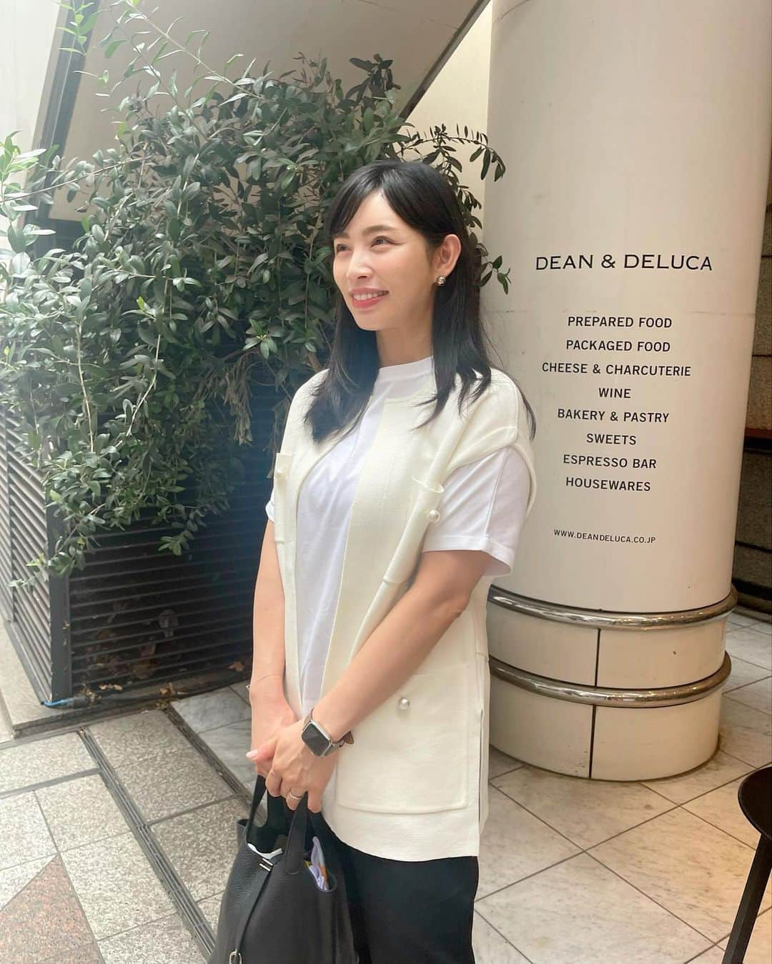 上野仁美さんのインスタグラム写真 - (上野仁美Instagram)「. ⁡ パールとジレ。好きなものが一つに♡ ジレ大好きで色々持っていますが、ニットジレ、軽くてとっても使いやすいです😌💖　 ⁡ ダークトーンのジレが多いので、私はホワイトにしました🤍 ⁡ ⁡ ⁡ こちらはUNFIROのVERYコラボのもの🥰 今日から9月10日(日)までルミネ新宿でポップアップが開催されていて、こちらのパールボタンジレが先行発売&10%OFFで購入できるそうです✨ ⁡ ⁡ #UNFILO#アンフィーロ#オンワード#VERY#VERYコラボ#機能美 #ジレ #ニットジレ #パール好き #女の子ママ #ママコーデ #PR」9月4日 19時08分 - hitomi0502_u