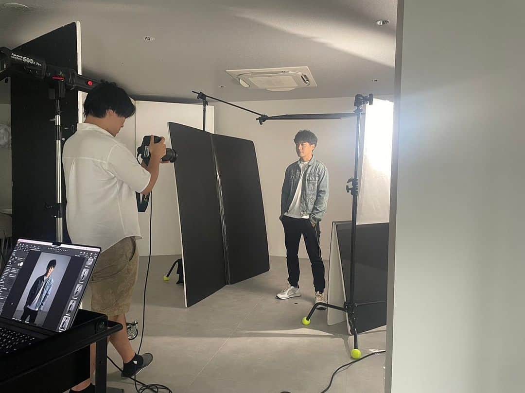 三嶋健太のインスタグラム：「⠀ 色々試す事を楽しむ。⠀ 初な事めっちゃあったけど、信頼して任せて、楽しかったし、プロの上からの縛りのない実力を体験した笑⠀ ⠀ すげぇ、ホンマに。 素敵な、メイクさん、カメラマンさん、スタジオで、楽しかった。⠀ また、やりたい。笑⠀ ⠀ 一期一会。大切に。⠀ ⠀ #メイク　#カメラマン　#スタジオ　#ショコラスタジオ　#actor #モデル　#俳優」