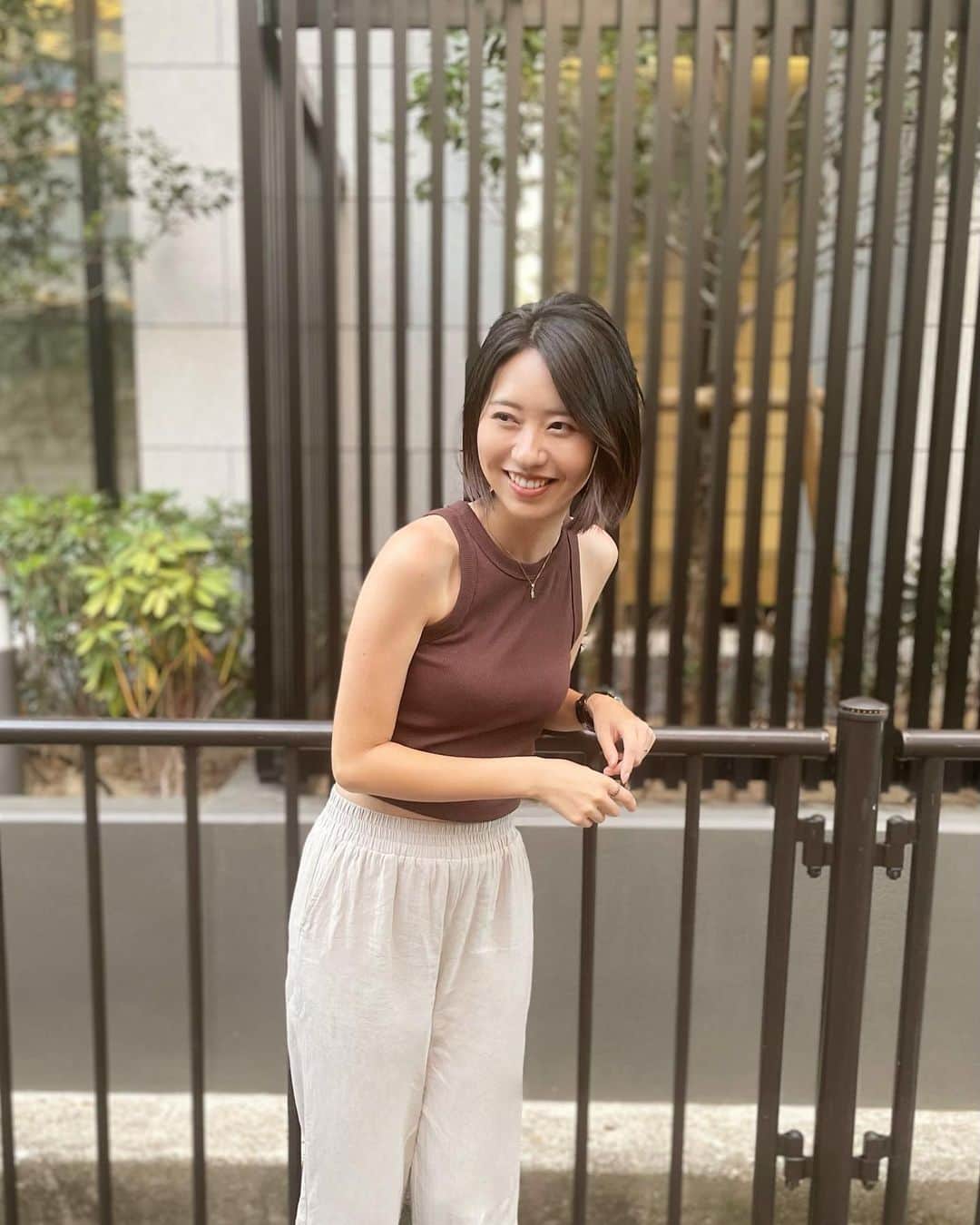 寺島茉里のインスタグラム：「⁡ ⁡ 結構 長く伸ばしてたけど 髪バッサリいっちゃったー🙌🏻 ⁡ でも前髪ここまで伸ばしたのは初‼︎ ( きっと切りたくなるけどね😂 ) ⁡ @gu_global のアメスリ大活躍で SALE価格がビックリすぎて← 在庫のある他の色もポチった🫣🤎 ⁡ ⁡ #関西ママ #女の子ママ #ヘアスタイル #ボブ #アメリカンスリーブタンクトップ #GU夏コーデ」