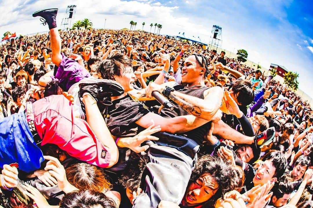 Crossfaithさんのインスタグラム写真 - (CrossfaithInstagram)「09.03 - 「TREASURE05X 2023 20th Anniversary  "NEW PROMISED LAND"」 at Gamagori LAGUNA BEACH  Thank you having us @treasure05x_mrp   Summer of Love ❤️‍🔥  Photo by @cazrowaoki」9月4日 19時10分 - crossfaithjapan