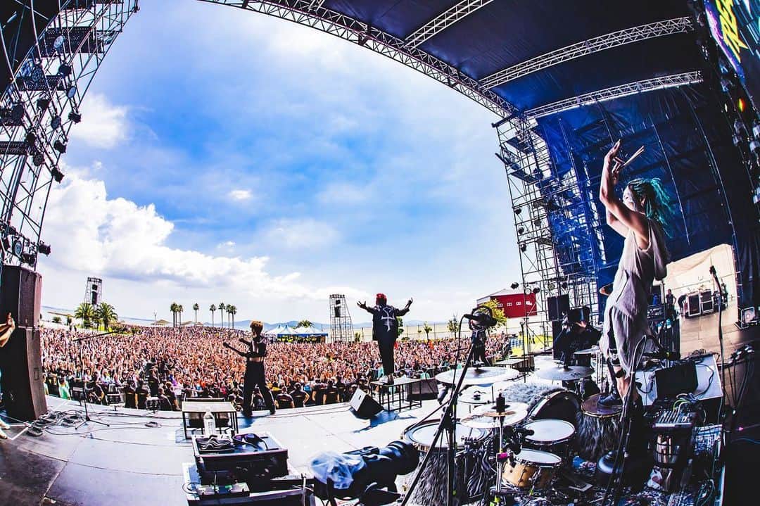 Crossfaithのインスタグラム：「09.03 - 「TREASURE05X 2023 20th Anniversary  "NEW PROMISED LAND"」 at Gamagori LAGUNA BEACH  Thank you having us @treasure05x_mrp   Summer of Love ❤️‍🔥  Photo by @cazrowaoki」