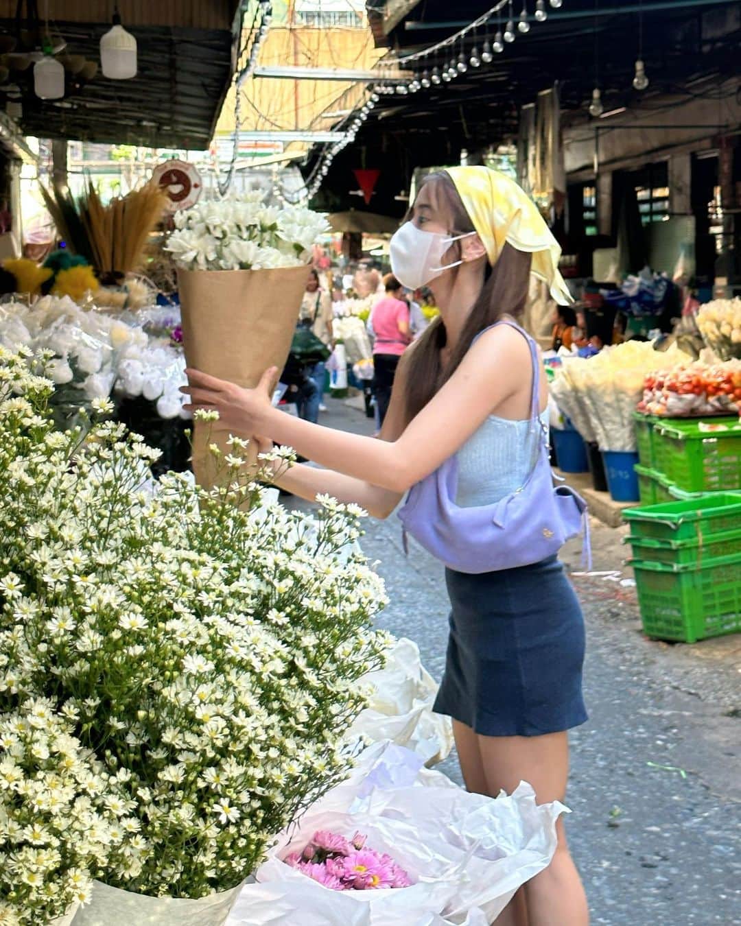 のインスタグラム：「🐞🌻🌱มาซื้อดอกไม้ถวายพระที่บ้าน และบายศรี จบที่ลูกชิ้นข้างทาง แฮปปี้ จบ.🤣」