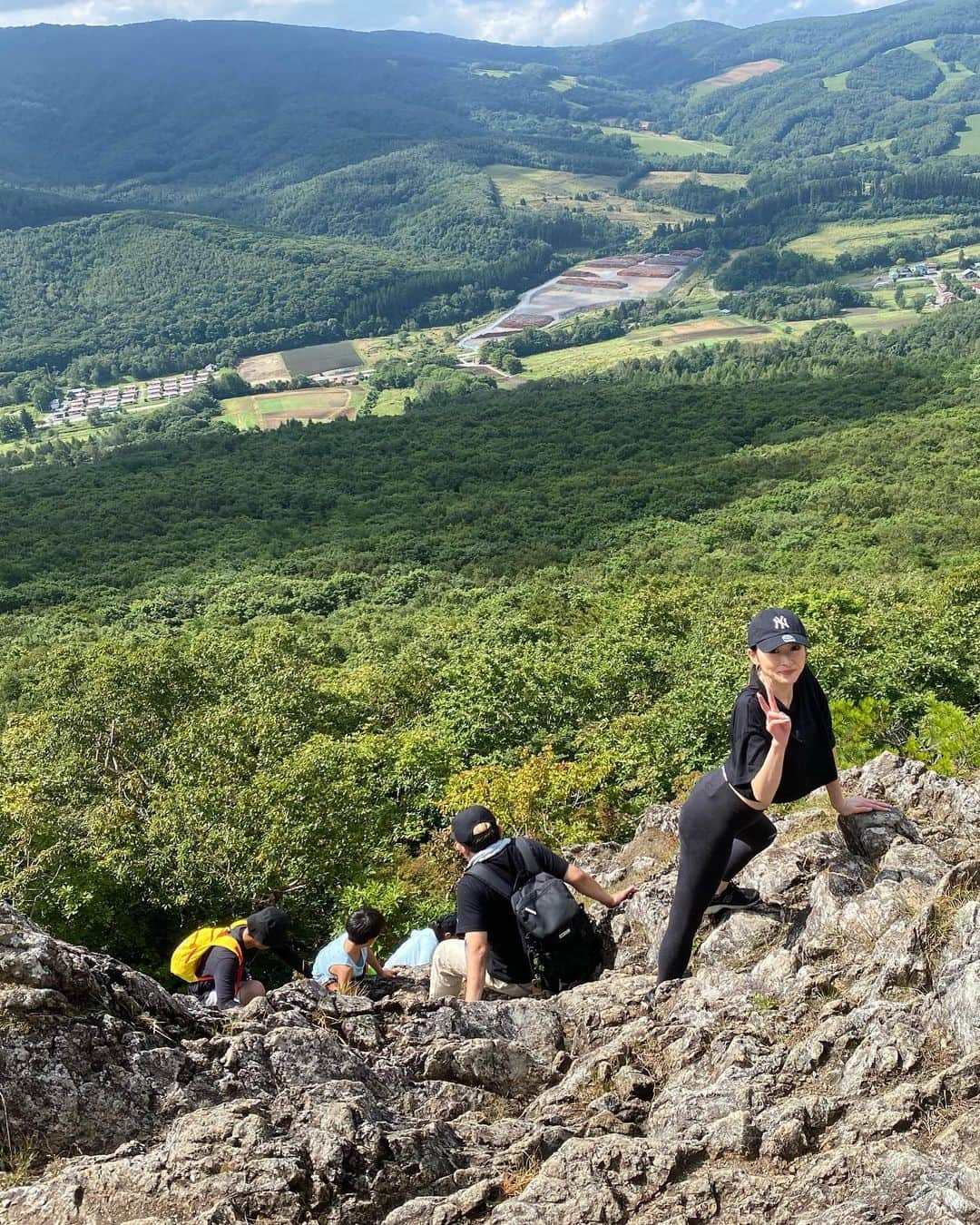 celia_azumaさんのインスタグラム写真 - (celia_azumaInstagram)「⛰️☁️🌳💚  朝8時半集合で、区界へ 行ってきました！💚⛰️  チームの方にお誘いして頂き courtも一緒に行きました🌳 誘って頂き有難うございました😆  18年振り？くらいに久しぶりに 登った兜明神岳は怖過ぎて半泣きでしたが 頂上まで行った時はとても気持ち良くて また山登りしたいなと思いました😍  そのあとはBBQもして とても美味しくて楽しい時間でした！ 有難うございました🥰今回来れなかった フォロワーさんも次回都合が良ければぜひ 参加してください🥰  区界の工事も着々と進んでおりました😍⛰️ 完成が楽しみです！！😍  みなさま、誘って頂き有難うございました🥰  #区界 #岩手県宮古市 #兜明神岳 #山登り #ハイキング #BBQ  #限界集落 #町おこし #岩手  #fff #f4follow #f4f4f4 #dayoff」9月4日 19時20分 - ms__celia