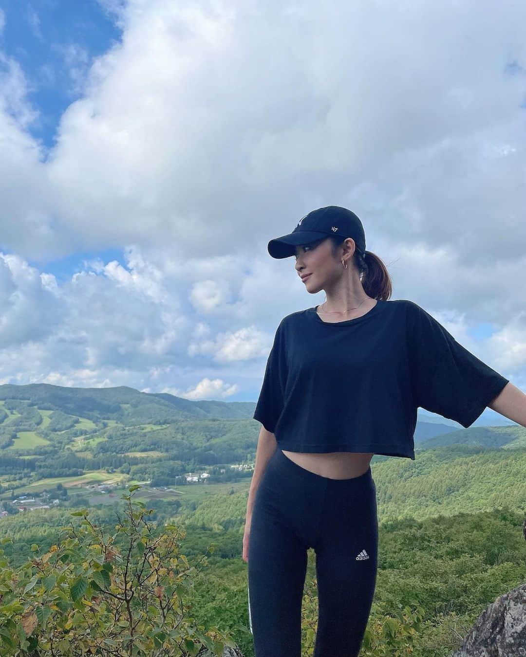 celia_azumaさんのインスタグラム写真 - (celia_azumaInstagram)「⛰️☁️🌳💚  朝8時半集合で、区界へ 行ってきました！💚⛰️  チームの方にお誘いして頂き courtも一緒に行きました🌳 誘って頂き有難うございました😆  18年振り？くらいに久しぶりに 登った兜明神岳は怖過ぎて半泣きでしたが 頂上まで行った時はとても気持ち良くて また山登りしたいなと思いました😍  そのあとはBBQもして とても美味しくて楽しい時間でした！ 有難うございました🥰今回来れなかった フォロワーさんも次回都合が良ければぜひ 参加してください🥰  区界の工事も着々と進んでおりました😍⛰️ 完成が楽しみです！！😍  みなさま、誘って頂き有難うございました🥰  #区界 #岩手県宮古市 #兜明神岳 #山登り #ハイキング #BBQ  #限界集落 #町おこし #岩手  #fff #f4follow #f4f4f4 #dayoff」9月4日 19時20分 - ms__celia