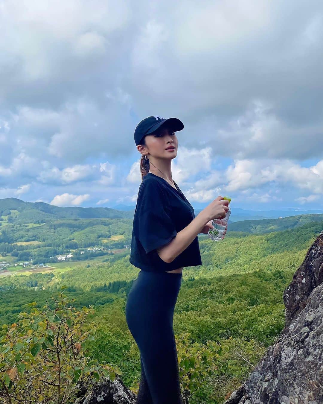 celia_azumaのインスタグラム：「⛰️☁️🌳💚  朝8時半集合で、区界へ 行ってきました！💚⛰️  チームの方にお誘いして頂き courtも一緒に行きました🌳 誘って頂き有難うございました😆  18年振り？くらいに久しぶりに 登った兜明神岳は怖過ぎて半泣きでしたが 頂上まで行った時はとても気持ち良くて また山登りしたいなと思いました😍  そのあとはBBQもして とても美味しくて楽しい時間でした！ 有難うございました🥰今回来れなかった フォロワーさんも次回都合が良ければぜひ 参加してください🥰  区界の工事も着々と進んでおりました😍⛰️ 完成が楽しみです！！😍  みなさま、誘って頂き有難うございました🥰  #区界 #岩手県宮古市 #兜明神岳 #山登り #ハイキング #BBQ  #限界集落 #町おこし #岩手  #fff #f4follow #f4f4f4 #dayoff」