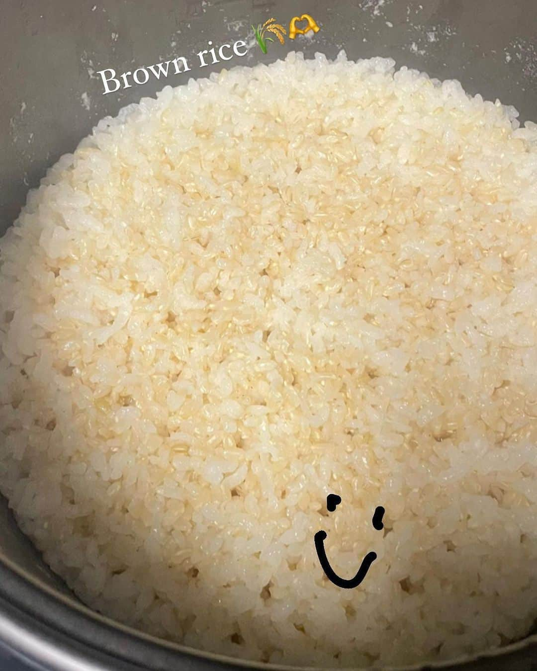 大野南香さんのインスタグラム写真 - (大野南香Instagram)「* Brown rice onigiri 🍙  We made 100 of onigiri at the market "høstmarked” on 2nd of September!  I am very happy to have introduced Brown rice onigiri with a bit of nordic twist 🫶 Fillings were either salmon mayo or leek miso from local Danish producers ! @fangst.nordic   Thank you @singtehus @yucopen for this opportunity :)  9月2日にコペンハーゲンの一角で開催された収穫祭(?)っていうストリートマーケットでお茶やさんとのコラボで玄米おにぎり100個作った〜！  材料はなるべく地域のものを使って、北欧風にちょっとアレンジした玄米おにぎり🍙北欧産の鮭で鮭マヨ(ツナマヨみたいな)とデンマーク産の味噌でネギ味噌作ったよ  デンマークはお米が主食ではないから、特に玄米はあまり食べられていないから、初めての人にも抵抗がないように、食べやすいように、少し白米を混ぜてみたよ(2-3割くらい)。最初は水の量とか炊飯時間の調整が難しくて、こっちの炊飯器にもそんなに慣れてなくて何回か失敗してドキドキしたけど、何度か試行錯誤するうちに美味しくふっくらもちもちに炊けるようになった！  みんな美味しいって言ってくれて 嬉しかった〜  大量のおにぎり作ったこと今までなかったから大変だったけど、すごくいい経験だった😊  #everydayhappy ☺︎ #onigiri #brownrice #genmai #おにぎり　#玄米」9月4日 19時13分 - minaka_official