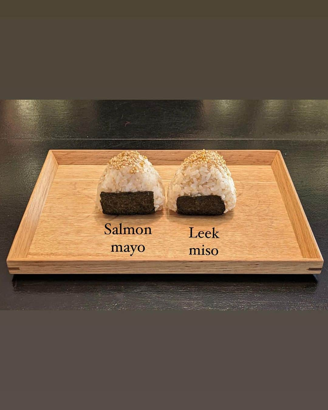 大野南香さんのインスタグラム写真 - (大野南香Instagram)「* Brown rice onigiri 🍙  We made 100 of onigiri at the market "høstmarked” on 2nd of September!  I am very happy to have introduced Brown rice onigiri with a bit of nordic twist 🫶 Fillings were either salmon mayo or leek miso from local Danish producers ! @fangst.nordic   Thank you @singtehus @yucopen for this opportunity :)  9月2日にコペンハーゲンの一角で開催された収穫祭(?)っていうストリートマーケットでお茶やさんとのコラボで玄米おにぎり100個作った〜！  材料はなるべく地域のものを使って、北欧風にちょっとアレンジした玄米おにぎり🍙北欧産の鮭で鮭マヨ(ツナマヨみたいな)とデンマーク産の味噌でネギ味噌作ったよ  デンマークはお米が主食ではないから、特に玄米はあまり食べられていないから、初めての人にも抵抗がないように、食べやすいように、少し白米を混ぜてみたよ(2-3割くらい)。最初は水の量とか炊飯時間の調整が難しくて、こっちの炊飯器にもそんなに慣れてなくて何回か失敗してドキドキしたけど、何度か試行錯誤するうちに美味しくふっくらもちもちに炊けるようになった！  みんな美味しいって言ってくれて 嬉しかった〜  大量のおにぎり作ったこと今までなかったから大変だったけど、すごくいい経験だった😊  #everydayhappy ☺︎ #onigiri #brownrice #genmai #おにぎり　#玄米」9月4日 19時13分 - minaka_official