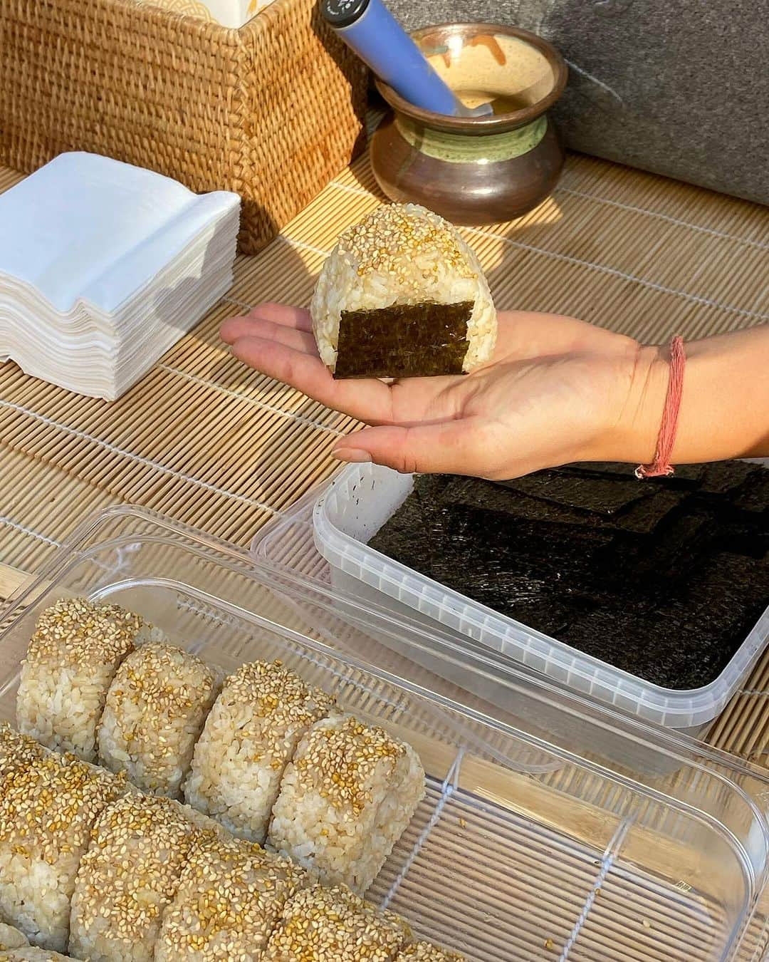 大野南香さんのインスタグラム写真 - (大野南香Instagram)「* Brown rice onigiri 🍙  We made 100 of onigiri at the market "høstmarked” on 2nd of September!  I am very happy to have introduced Brown rice onigiri with a bit of nordic twist 🫶 Fillings were either salmon mayo or leek miso from local Danish producers ! @fangst.nordic   Thank you @singtehus @yucopen for this opportunity :)  9月2日にコペンハーゲンの一角で開催された収穫祭(?)っていうストリートマーケットでお茶やさんとのコラボで玄米おにぎり100個作った〜！  材料はなるべく地域のものを使って、北欧風にちょっとアレンジした玄米おにぎり🍙北欧産の鮭で鮭マヨ(ツナマヨみたいな)とデンマーク産の味噌でネギ味噌作ったよ  デンマークはお米が主食ではないから、特に玄米はあまり食べられていないから、初めての人にも抵抗がないように、食べやすいように、少し白米を混ぜてみたよ(2-3割くらい)。最初は水の量とか炊飯時間の調整が難しくて、こっちの炊飯器にもそんなに慣れてなくて何回か失敗してドキドキしたけど、何度か試行錯誤するうちに美味しくふっくらもちもちに炊けるようになった！  みんな美味しいって言ってくれて 嬉しかった〜  大量のおにぎり作ったこと今までなかったから大変だったけど、すごくいい経験だった😊  #everydayhappy ☺︎ #onigiri #brownrice #genmai #おにぎり　#玄米」9月4日 19時13分 - minaka_official