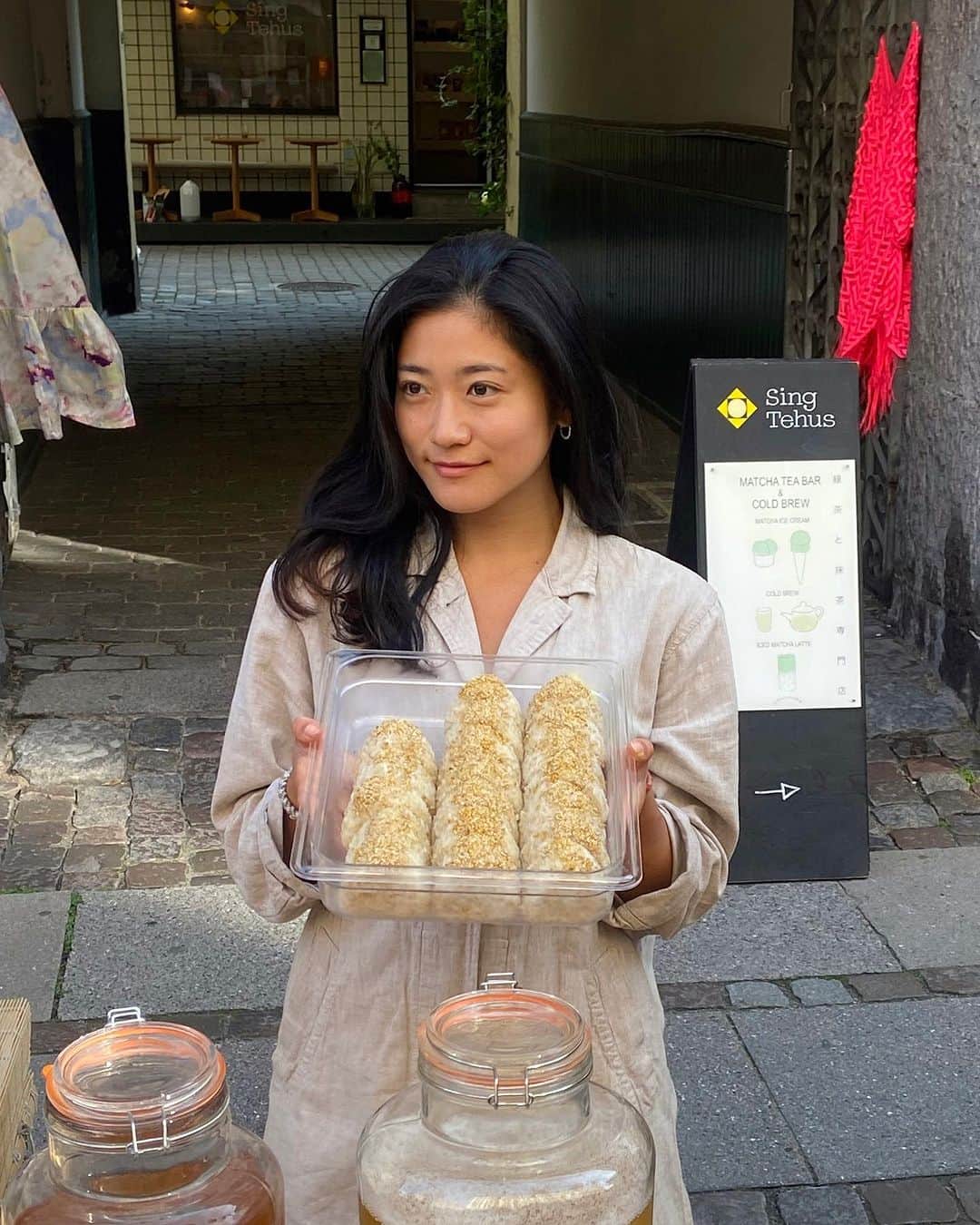 大野南香さんのインスタグラム写真 - (大野南香Instagram)「* Brown rice onigiri 🍙  We made 100 of onigiri at the market "høstmarked” on 2nd of September!  I am very happy to have introduced Brown rice onigiri with a bit of nordic twist 🫶 Fillings were either salmon mayo or leek miso from local Danish producers ! @fangst.nordic   Thank you @singtehus @yucopen for this opportunity :)  9月2日にコペンハーゲンの一角で開催された収穫祭(?)っていうストリートマーケットでお茶やさんとのコラボで玄米おにぎり100個作った〜！  材料はなるべく地域のものを使って、北欧風にちょっとアレンジした玄米おにぎり🍙北欧産の鮭で鮭マヨ(ツナマヨみたいな)とデンマーク産の味噌でネギ味噌作ったよ  デンマークはお米が主食ではないから、特に玄米はあまり食べられていないから、初めての人にも抵抗がないように、食べやすいように、少し白米を混ぜてみたよ(2-3割くらい)。最初は水の量とか炊飯時間の調整が難しくて、こっちの炊飯器にもそんなに慣れてなくて何回か失敗してドキドキしたけど、何度か試行錯誤するうちに美味しくふっくらもちもちに炊けるようになった！  みんな美味しいって言ってくれて 嬉しかった〜  大量のおにぎり作ったこと今までなかったから大変だったけど、すごくいい経験だった😊  #everydayhappy ☺︎ #onigiri #brownrice #genmai #おにぎり　#玄米」9月4日 19時13分 - minaka_official