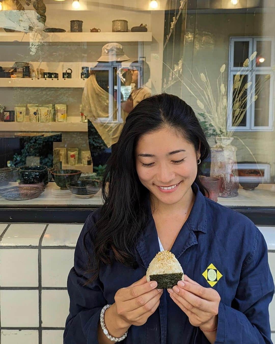 大野南香のインスタグラム：「* Brown rice onigiri 🍙  We made 100 of onigiri at the market "høstmarked” on 2nd of September!  I am very happy to have introduced Brown rice onigiri with a bit of nordic twist 🫶 Fillings were either salmon mayo or leek miso from local Danish producers ! @fangst.nordic   Thank you @singtehus @yucopen for this opportunity :)  9月2日にコペンハーゲンの一角で開催された収穫祭(?)っていうストリートマーケットでお茶やさんとのコラボで玄米おにぎり100個作った〜！  材料はなるべく地域のものを使って、北欧風にちょっとアレンジした玄米おにぎり🍙北欧産の鮭で鮭マヨ(ツナマヨみたいな)とデンマーク産の味噌でネギ味噌作ったよ  デンマークはお米が主食ではないから、特に玄米はあまり食べられていないから、初めての人にも抵抗がないように、食べやすいように、少し白米を混ぜてみたよ(2-3割くらい)。最初は水の量とか炊飯時間の調整が難しくて、こっちの炊飯器にもそんなに慣れてなくて何回か失敗してドキドキしたけど、何度か試行錯誤するうちに美味しくふっくらもちもちに炊けるようになった！  みんな美味しいって言ってくれて 嬉しかった〜  大量のおにぎり作ったこと今までなかったから大変だったけど、すごくいい経験だった😊  #everydayhappy ☺︎ #onigiri #brownrice #genmai #おにぎり　#玄米」