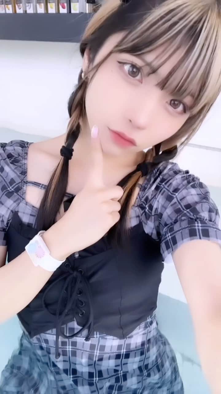 ぎんしゃむのインスタグラム：「めちゃくちゃに顔がタイプだと困っちゃうよ。  #男です #プール #水着」