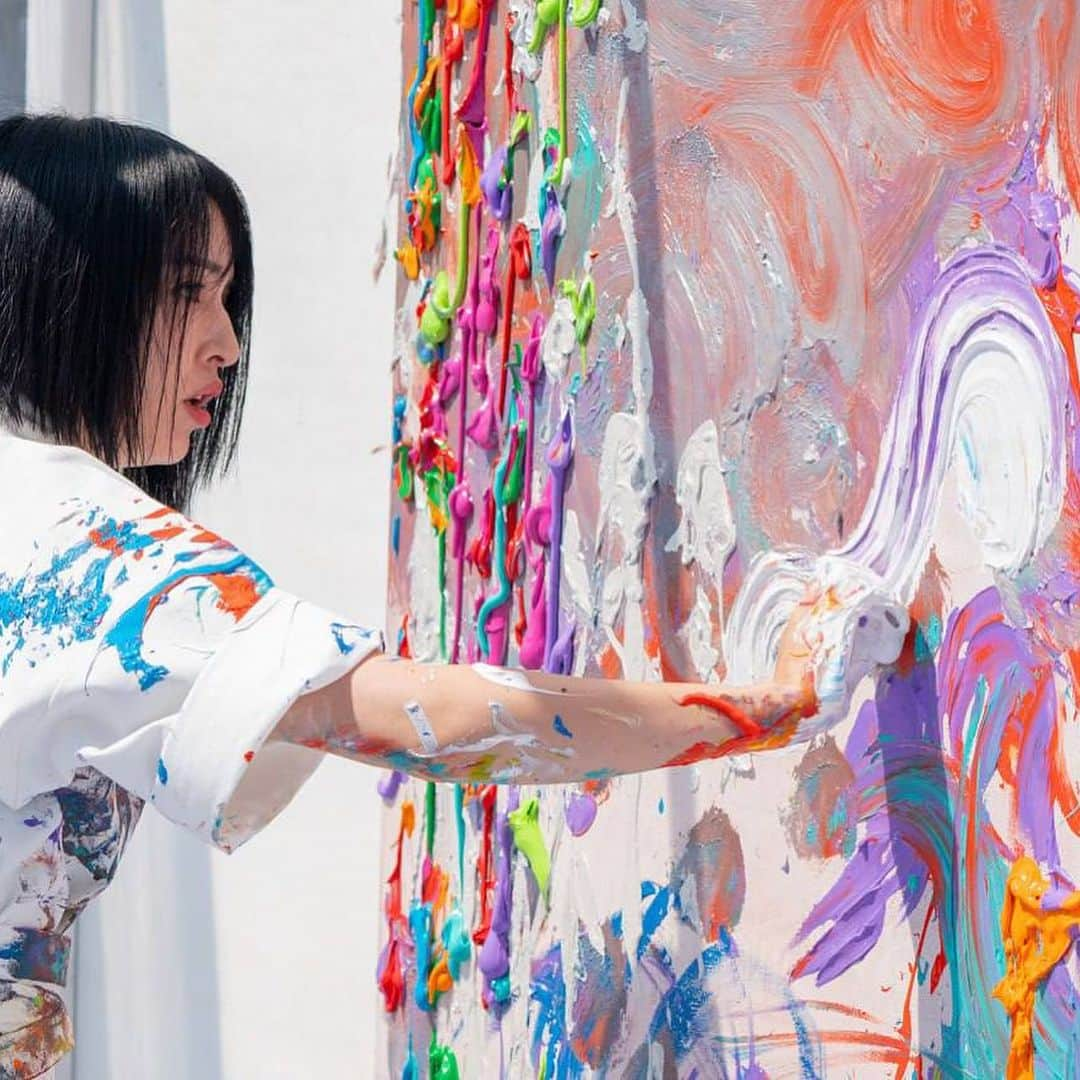 小松美羽さんのインスタグラム写真 - (小松美羽Instagram)「Miwa Komatsu live painting at Bonguensa Temple located north of COEX.  Komatsu’s creations unfold in a subtly theatrical manner, captivating onlookers who witness her artistic process. Clad in a white hakama robe, she becomes a mesmerizing presence in these enigmatic moments as she assumes the role of a priestess, channeling the philosophy of serene transformation through her gestures, and ultimately, transmitting this profound experience to her audience.  Explore her works at our newly opened Seoul branch and delve into her spiritual art pieces & harmonious Arita ceramics 📍70 Sowol-ro, Yongsan-ku until October 15th. ・ ・ #WhitestoneGallerySeoul #spirituality #WeLoveKorea #Yonsang #grandopening #newgallery #seoulgallery#artfair #Kiaf2023 #MiwaKomatsu #Seoulartgallery #ソウル #ソウルアート #화이트스톤갤러리 #미술전시회 #전시회추천 #일본예술가 #갤러리오픈 #미술스타그램 #국제미술 #현대미술 #전시오픈 #라이브페인팅 #일본갤러리 #용산구핫플 #용산구핫플레이스」9月4日 19時14分 - miwakomatsu_official