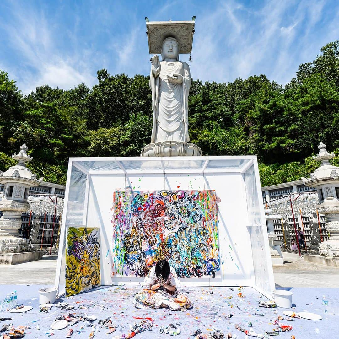 小松美羽のインスタグラム：「Miwa Komatsu live painting at Bonguensa Temple located north of COEX.  Komatsu’s creations unfold in a subtly theatrical manner, captivating onlookers who witness her artistic process. Clad in a white hakama robe, she becomes a mesmerizing presence in these enigmatic moments as she assumes the role of a priestess, channeling the philosophy of serene transformation through her gestures, and ultimately, transmitting this profound experience to her audience.  Explore her works at our newly opened Seoul branch and delve into her spiritual art pieces & harmonious Arita ceramics 📍70 Sowol-ro, Yongsan-ku until October 15th. ・ ・ #WhitestoneGallerySeoul #spirituality #WeLoveKorea #Yonsang #grandopening #newgallery #seoulgallery#artfair #Kiaf2023 #MiwaKomatsu #Seoulartgallery #ソウル #ソウルアート #화이트스톤갤러리 #미술전시회 #전시회추천 #일본예술가 #갤러리오픈 #미술스타그램 #국제미술 #현대미술 #전시오픈 #라이브페인팅 #일본갤러리 #용산구핫플 #용산구핫플레이스」