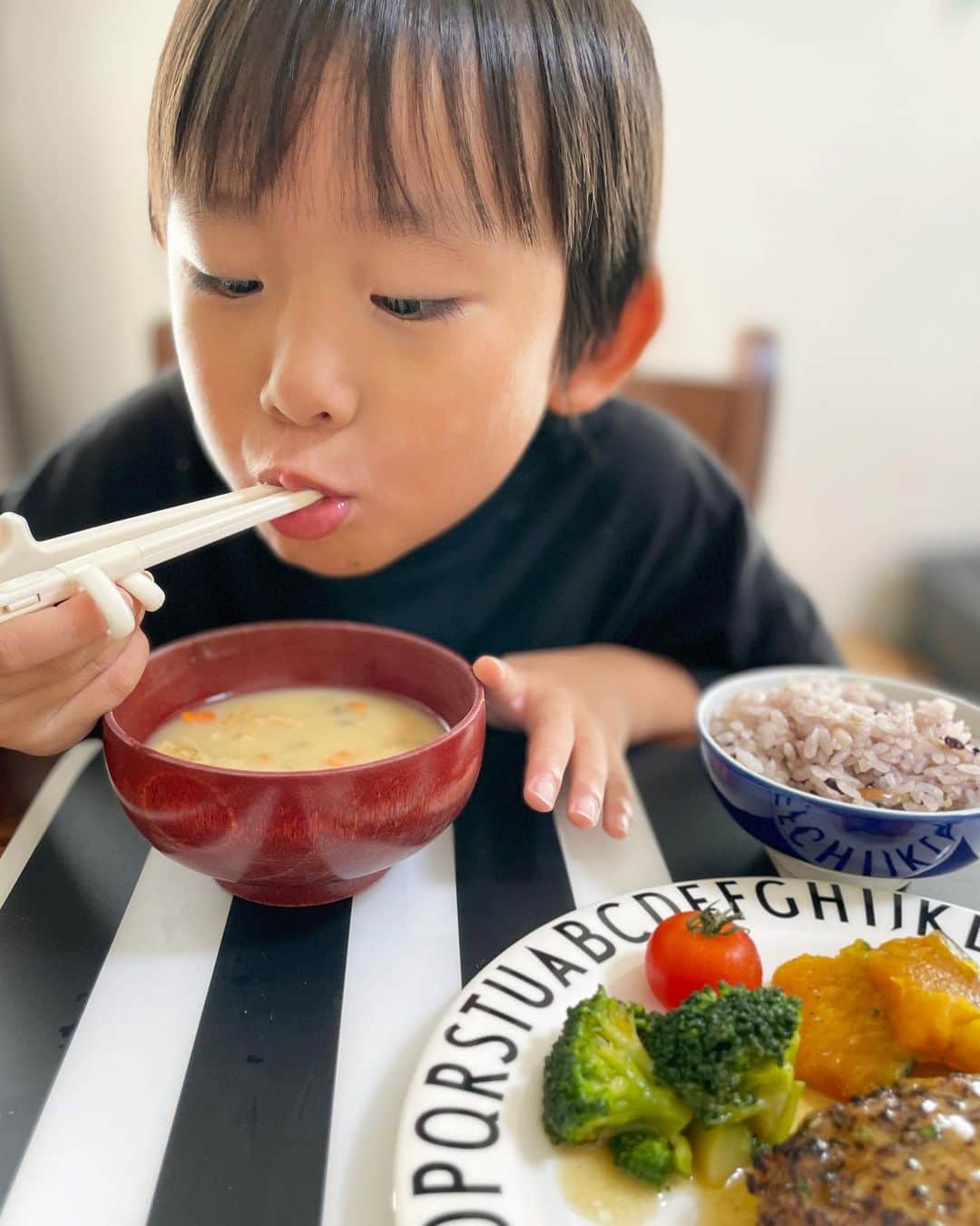 ᴋᴀɴᴀᴋöさんのインスタグラム写真 - (ᴋᴀɴᴀᴋöInstagram)「いつかの おうちご飯😋🏠🫶  こども達もみそ汁は大好きで、毎日できるだけ作ってるんだけど @aubinc_official の新商品『おなかのためのスープ』が すごいの🥰👏💯  こどものうんち💩の悩み、栄養の悩みをサポートしてくれるフリーズドライのみそ汁🥣で、 腸内フローラをケアする食物繊維や乳酸菌、 厚生省が推奨量を定めている15種のビタミンとミネラルも 1/2日分 配合されてるよ🌈  とっても美味しいし、栄養たっぷりだから🏠に ストックしておくと便利だよね🫶 本日9/4に発売スタートされたので ぜひ ✔︎してみてね❣️  #おなかのためのスープ #aubforkids #オーブフォーキッズ #子どもの腸育 #子どもごはん」9月4日 19時17分 - kanakokko_34_