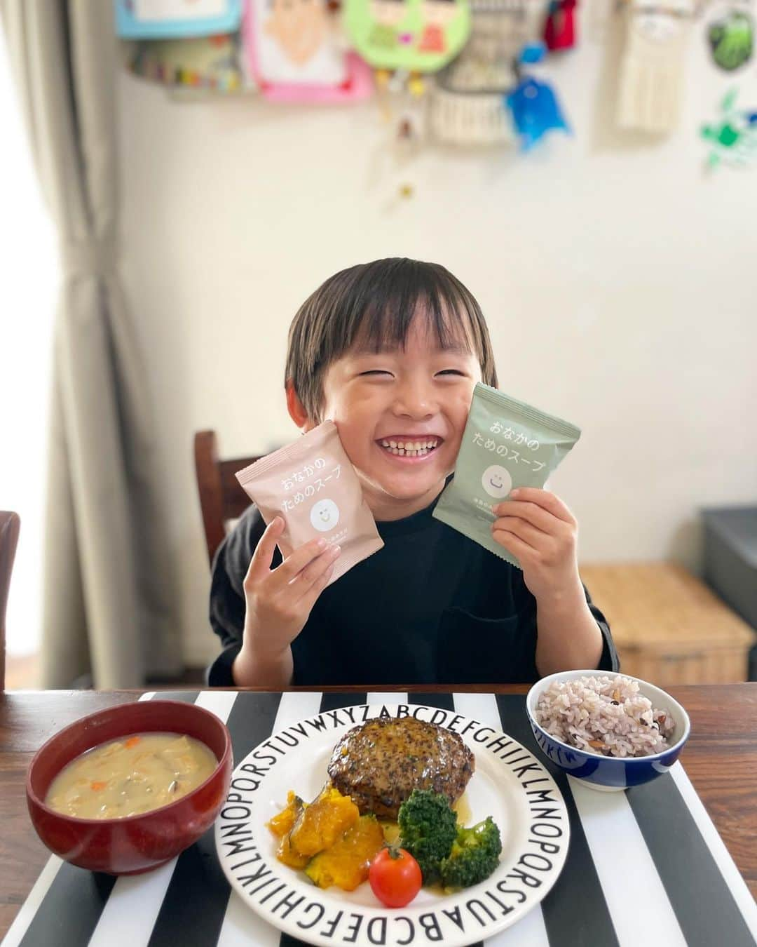 ᴋᴀɴᴀᴋöのインスタグラム：「いつかの おうちご飯😋🏠🫶  こども達もみそ汁は大好きで、毎日できるだけ作ってるんだけど @aubinc_official の新商品『おなかのためのスープ』が すごいの🥰👏💯  こどものうんち💩の悩み、栄養の悩みをサポートしてくれるフリーズドライのみそ汁🥣で、 腸内フローラをケアする食物繊維や乳酸菌、 厚生省が推奨量を定めている15種のビタミンとミネラルも 1/2日分 配合されてるよ🌈  とっても美味しいし、栄養たっぷりだから🏠に ストックしておくと便利だよね🫶 本日9/4に発売スタートされたので ぜひ ✔︎してみてね❣️  #おなかのためのスープ #aubforkids #オーブフォーキッズ #子どもの腸育 #子どもごはん」