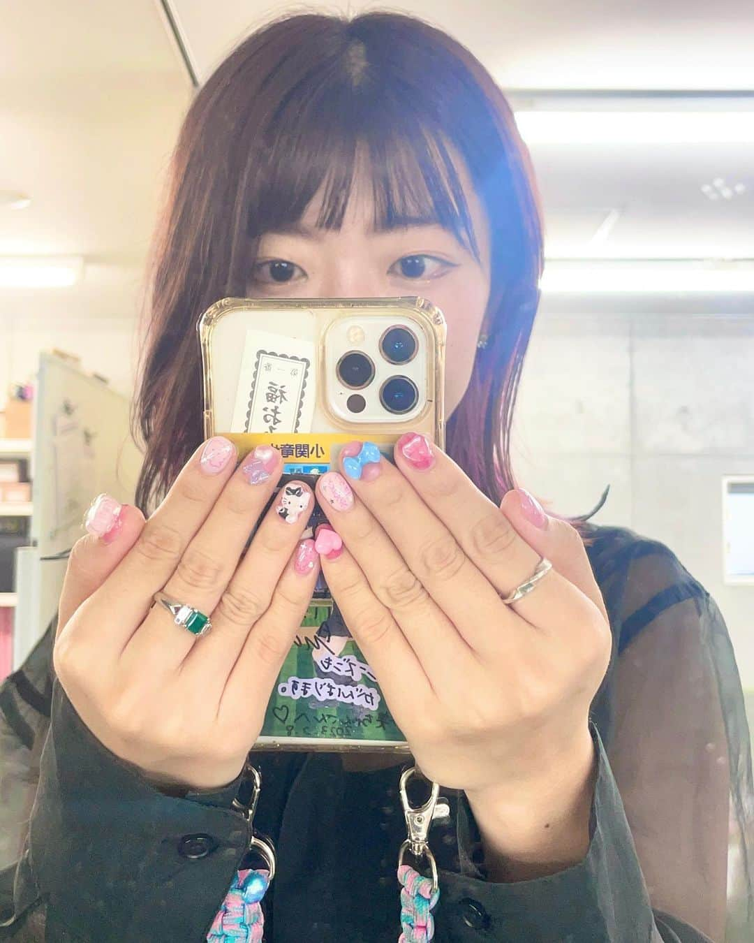 ぱいぱいでか美さんのインスタグラム写真 - (ぱいぱいでか美Instagram)「つめ見て . 今月もLovlでネイルしてきました👀 ハロプロ25周年記念ネイル💖✨ 色鉛筆ネイル初めてやったけどゆるくて可愛い〜 コータさんの筆跡可愛い〜  右手ははろぷろを祝し、 OGも現役も全員好きなので 飛び抜けて特別な存在、🍑と青のリボン💙を 左手はハローつながりでキティちゃん🎀 あとゆる〜い動物的な何か☁️笑 とてもおきにいりです！ . #Lovl #Lovlnail #nail #色鉛筆ネイル #落書きネイル #FSKとおでかけ #でか美ちゃん」9月4日 19時18分 - paipaidekami