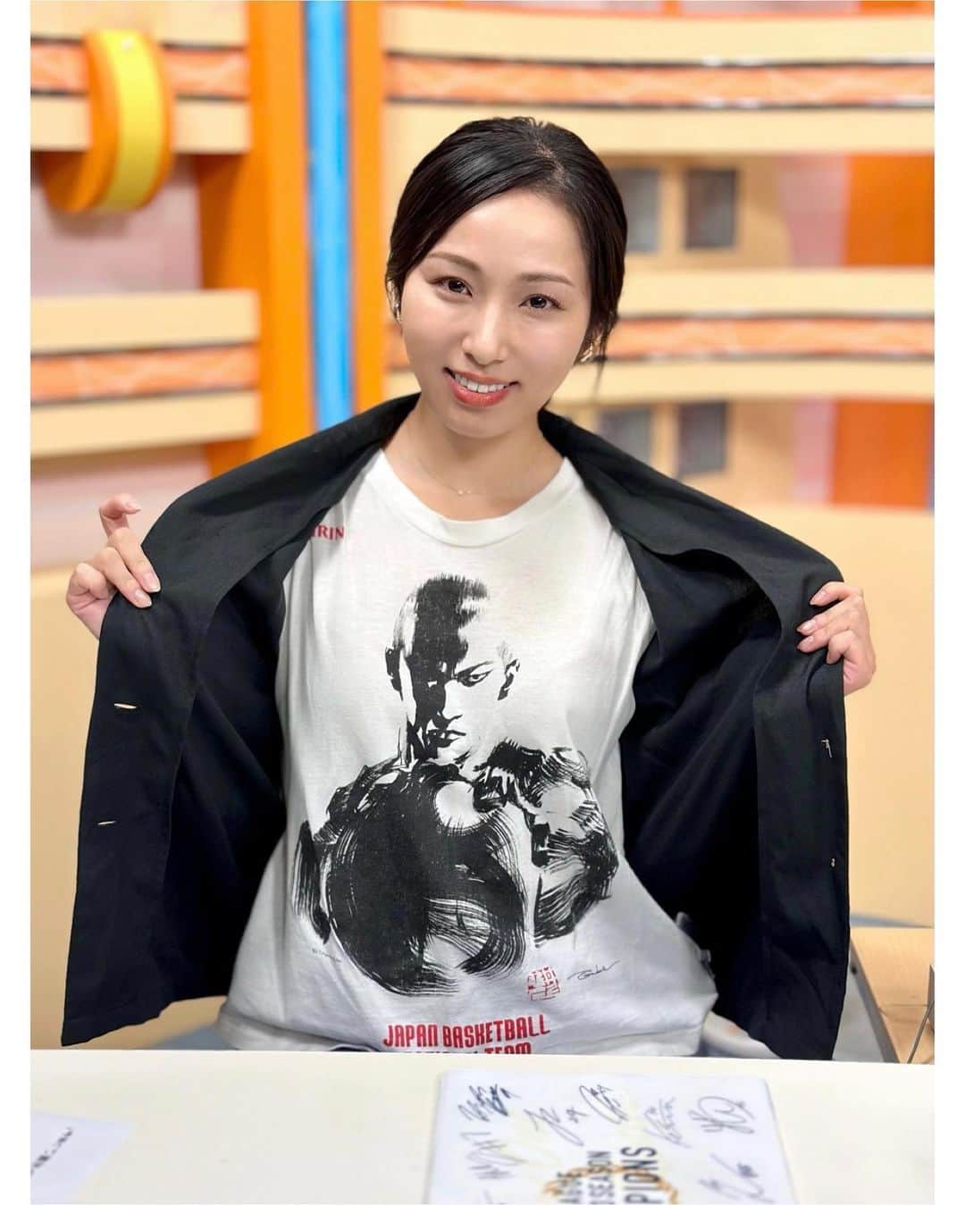 のインスタグラム：「本日も生放送ありがとうございました📺🗻  日本バスケ男子代表🏀🇯🇵 自力パリ五輪出場決定✨ということで、今日の衣装は仕込んでおきました🤭🏀  #司会 #mc #モデル #model #リポーター #ナレーター #reporter #ナレーション #スポーツmc  #イベント #イベントmc #神戸麻衣 #静岡 #沼津 #slamdunk #バスケットボール #basketball #akatsukijapan」